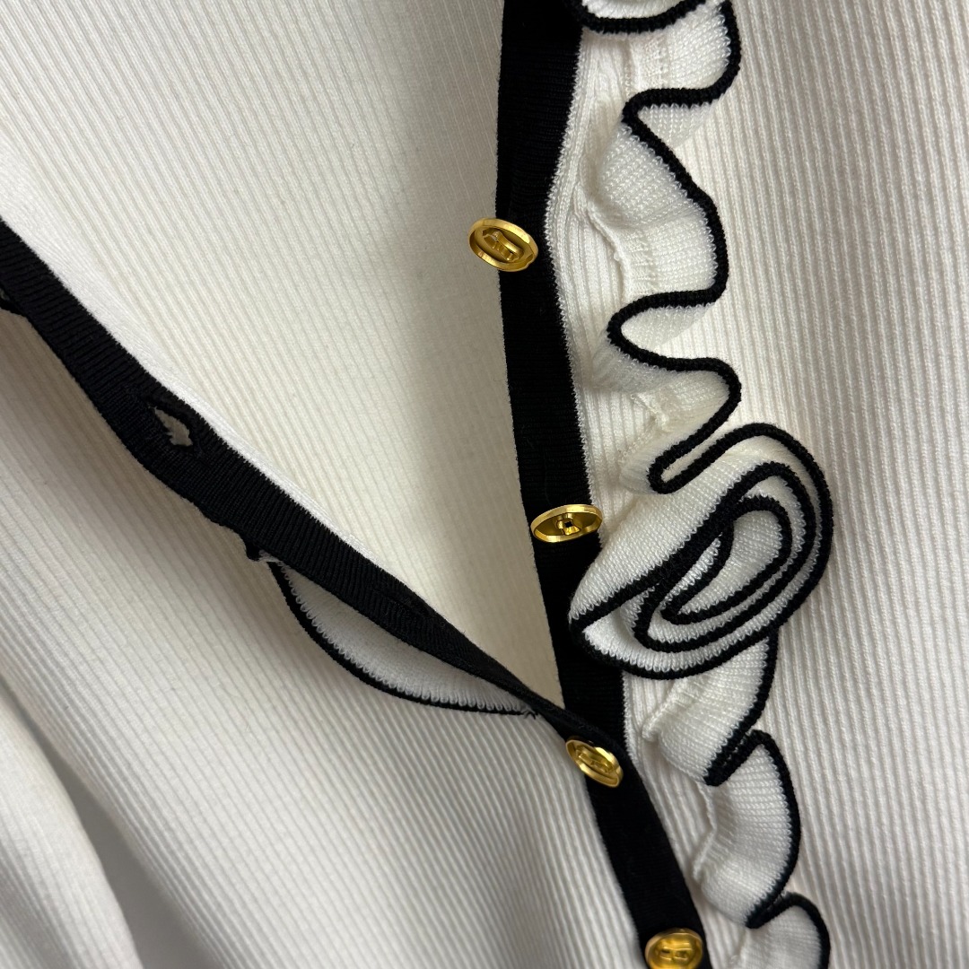 S 3D flower V-neck long sleeved knitted cardigan