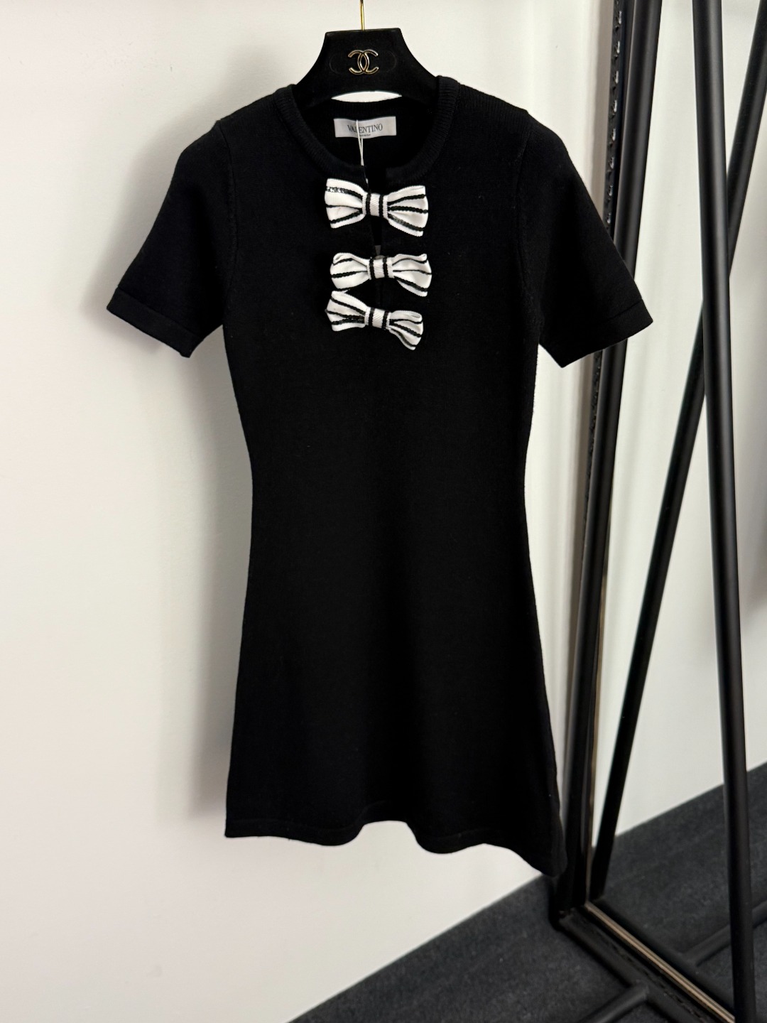 V short-sleeved dress