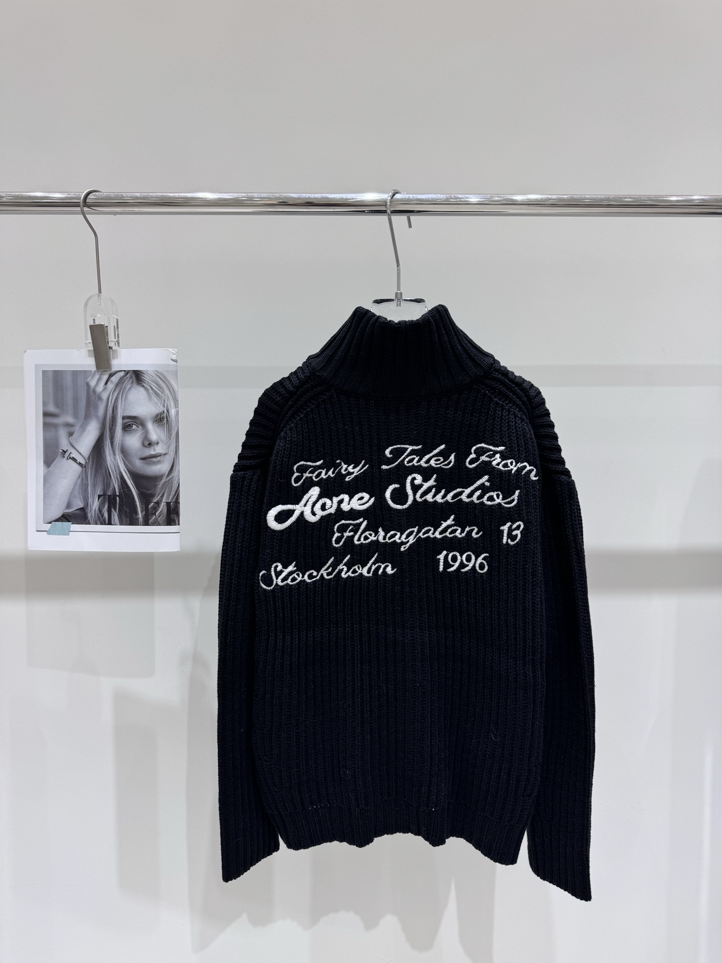 A fashionable casual letter embroidered zipper jacket