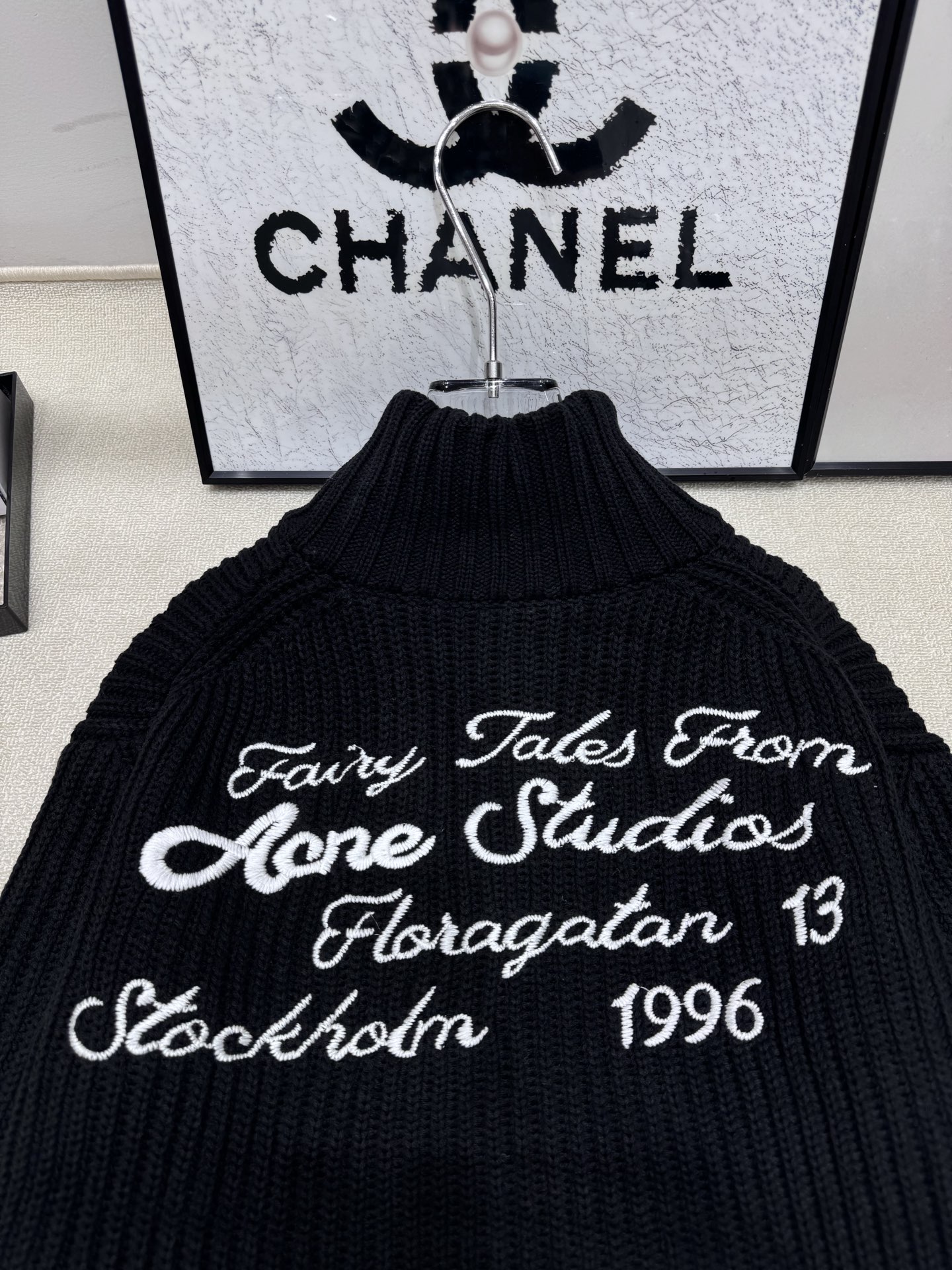 A fashionable casual letter embroidered zipper jacket