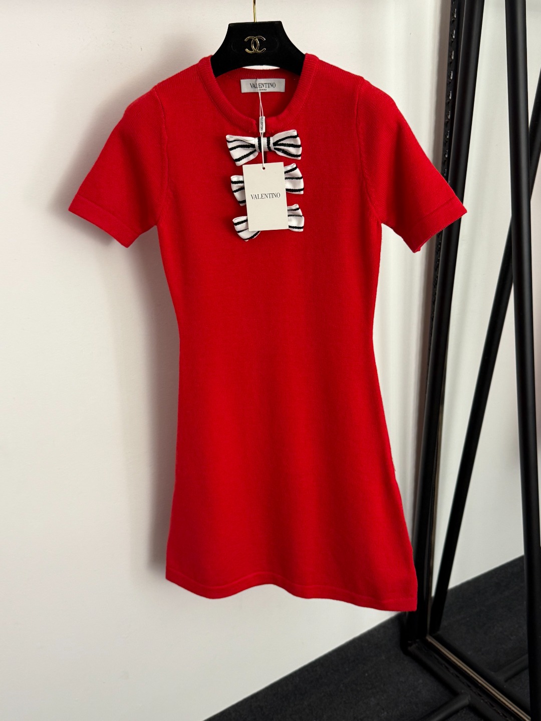 V short-sleeved dress