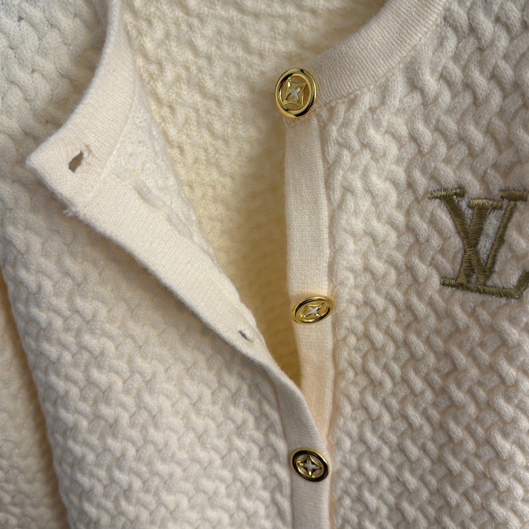 L Embroidered single breasted long sleeved knitted cardigan