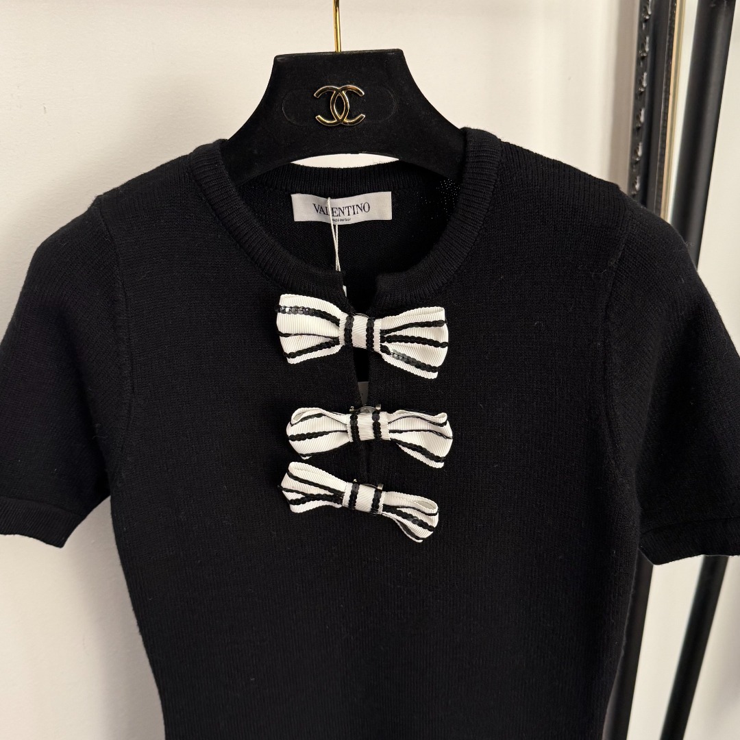 V short-sleeved dress