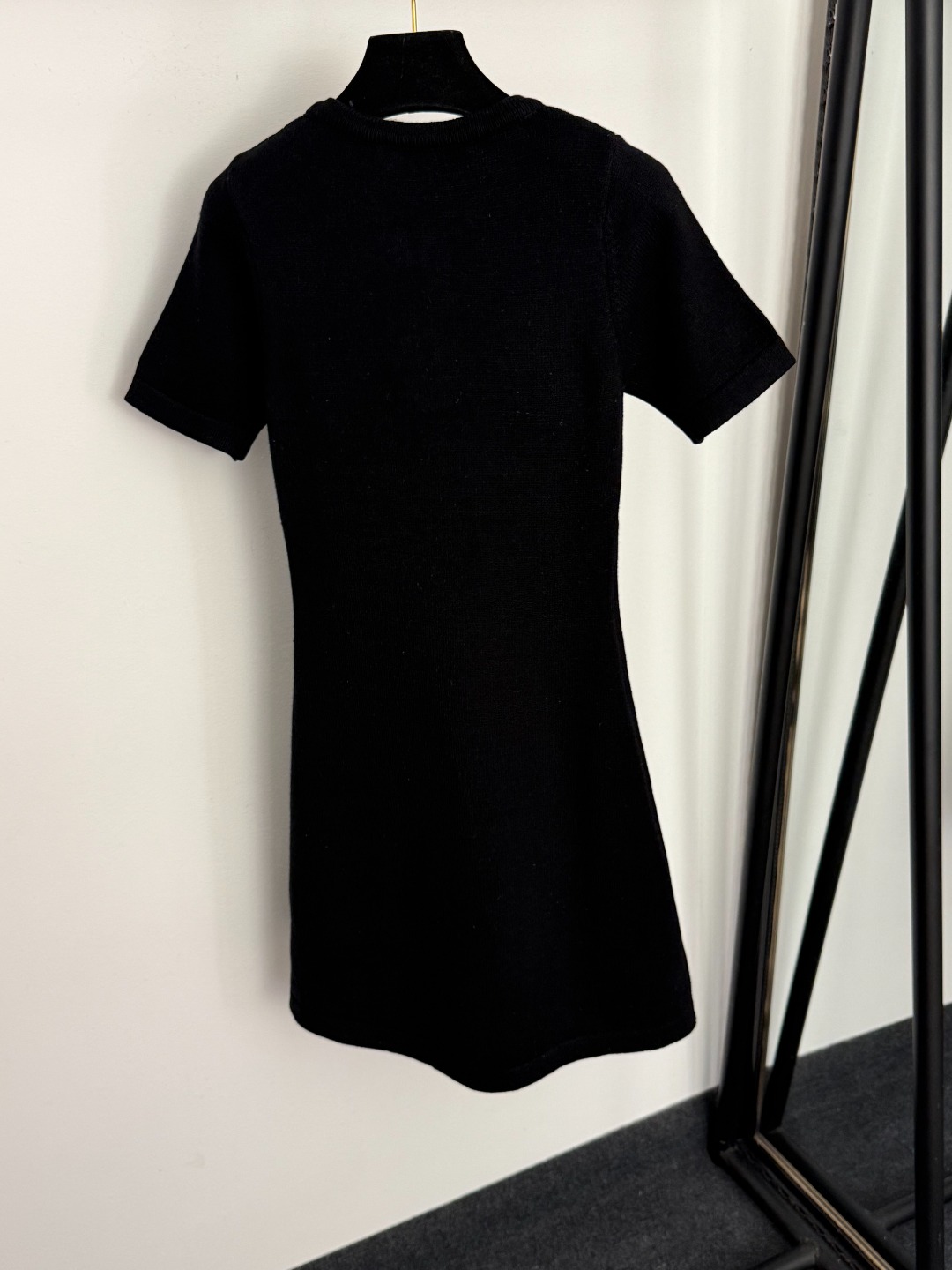 V short-sleeved dress