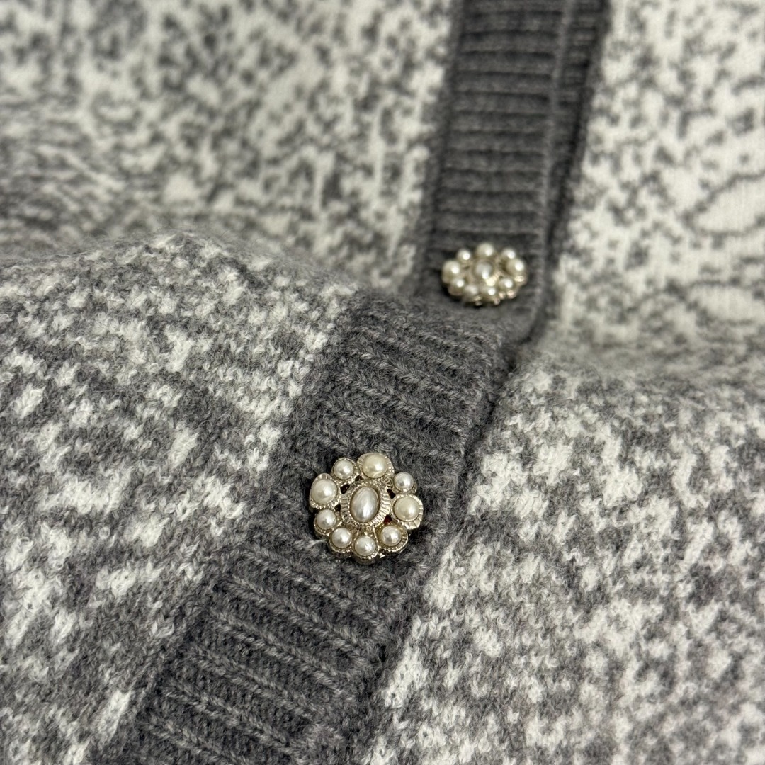 C Gradient long sleeved wool knitted cardigan