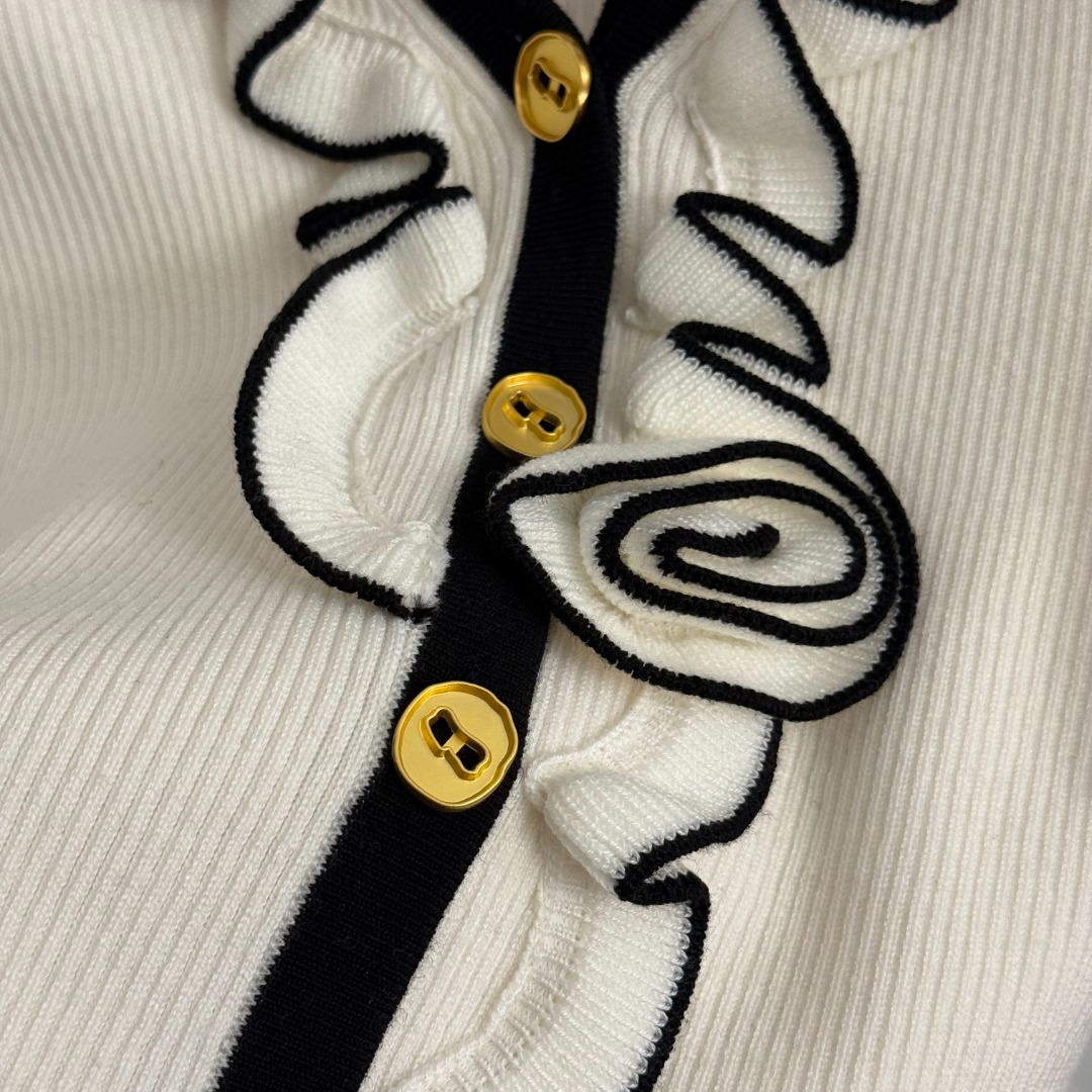 S 3D flower V-neck long sleeved knitted cardigan