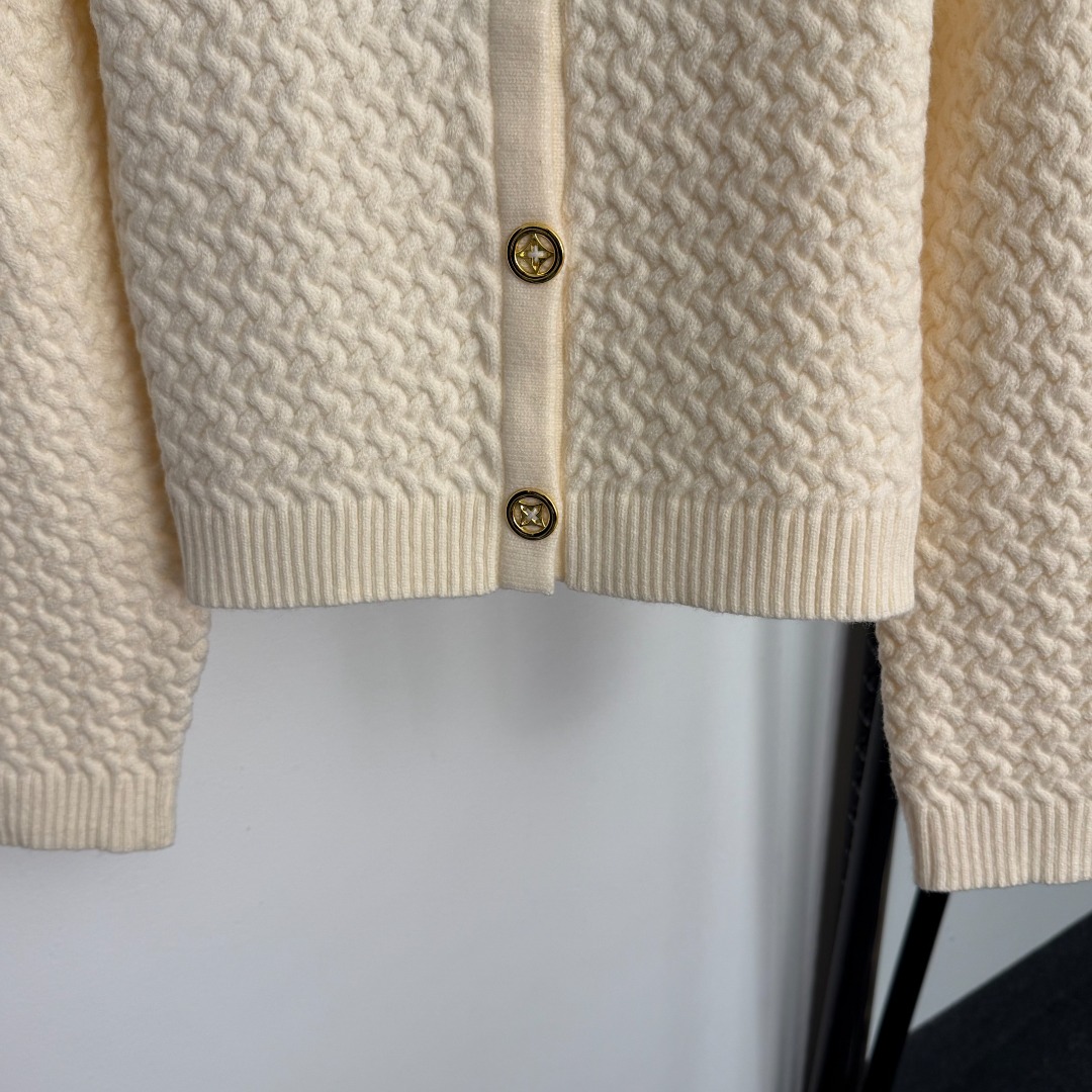 L Embroidered single breasted long sleeved knitted cardigan