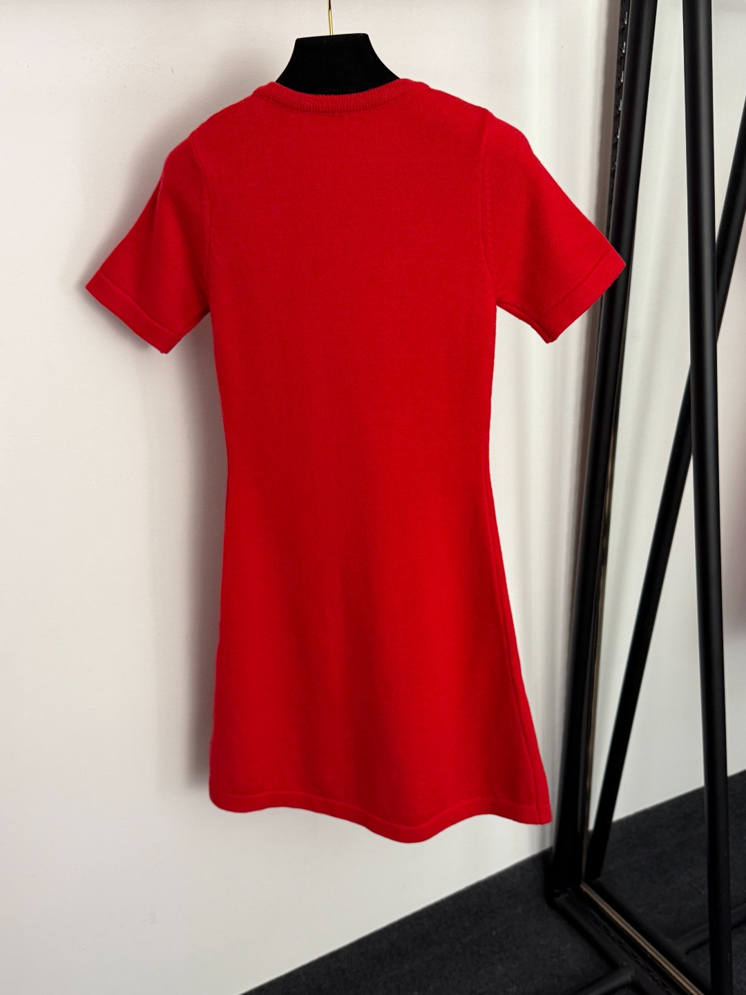 V short-sleeved dress