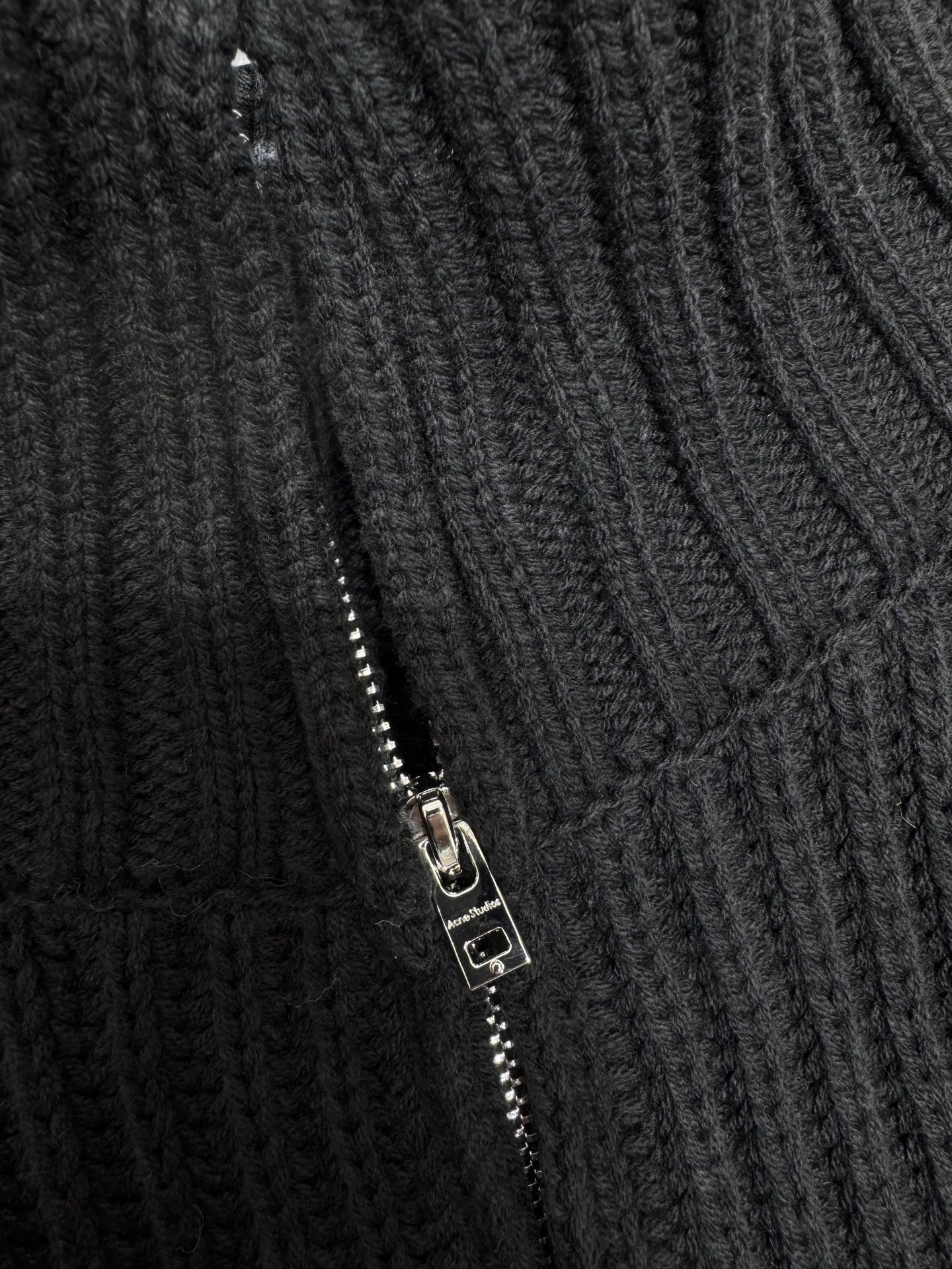 A fashionable casual letter embroidered zipper jacket