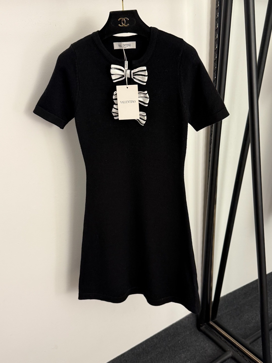 V short-sleeved dress