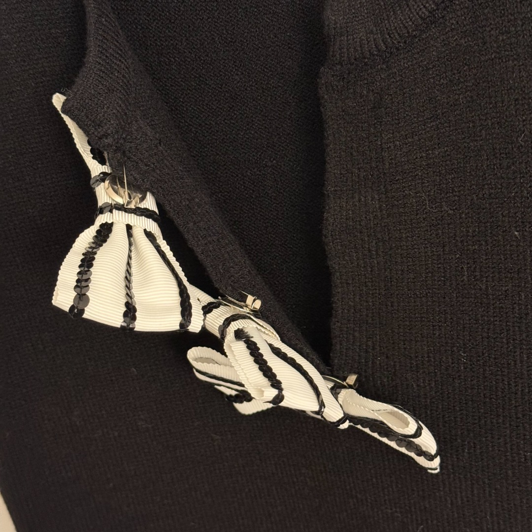 V short-sleeved dress