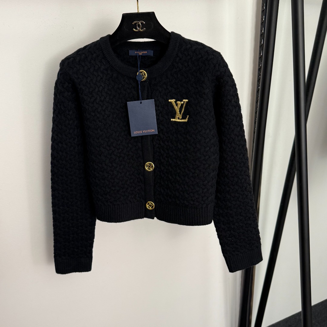 L Embroidered single breasted long sleeved knitted cardigan