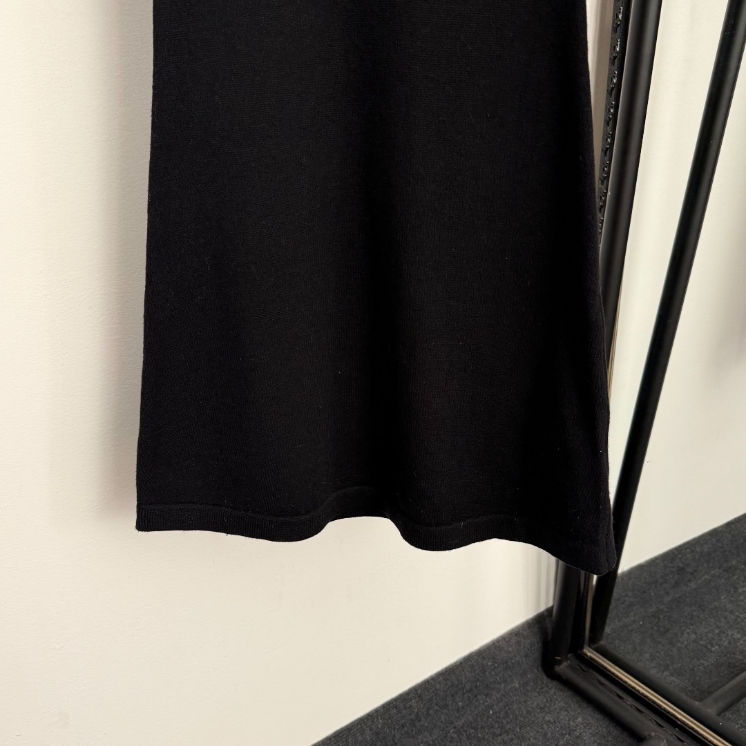 V short-sleeved dress