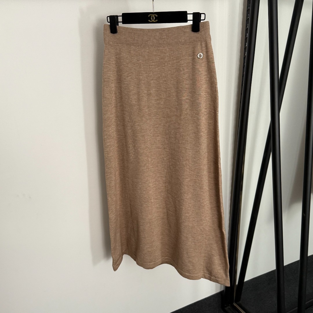 L 2 set Knitted cardigan+high waisted knitted skirt