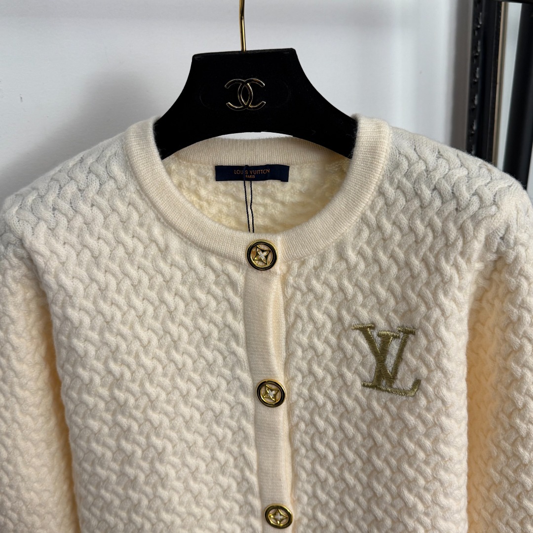 L Embroidered single breasted long sleeved knitted cardigan