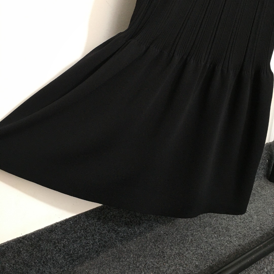 S V-neck waist-cinching knit long-sleeved dress