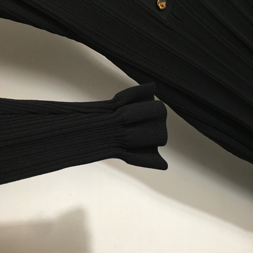 S V-neck waist-cinching knit long-sleeved dress