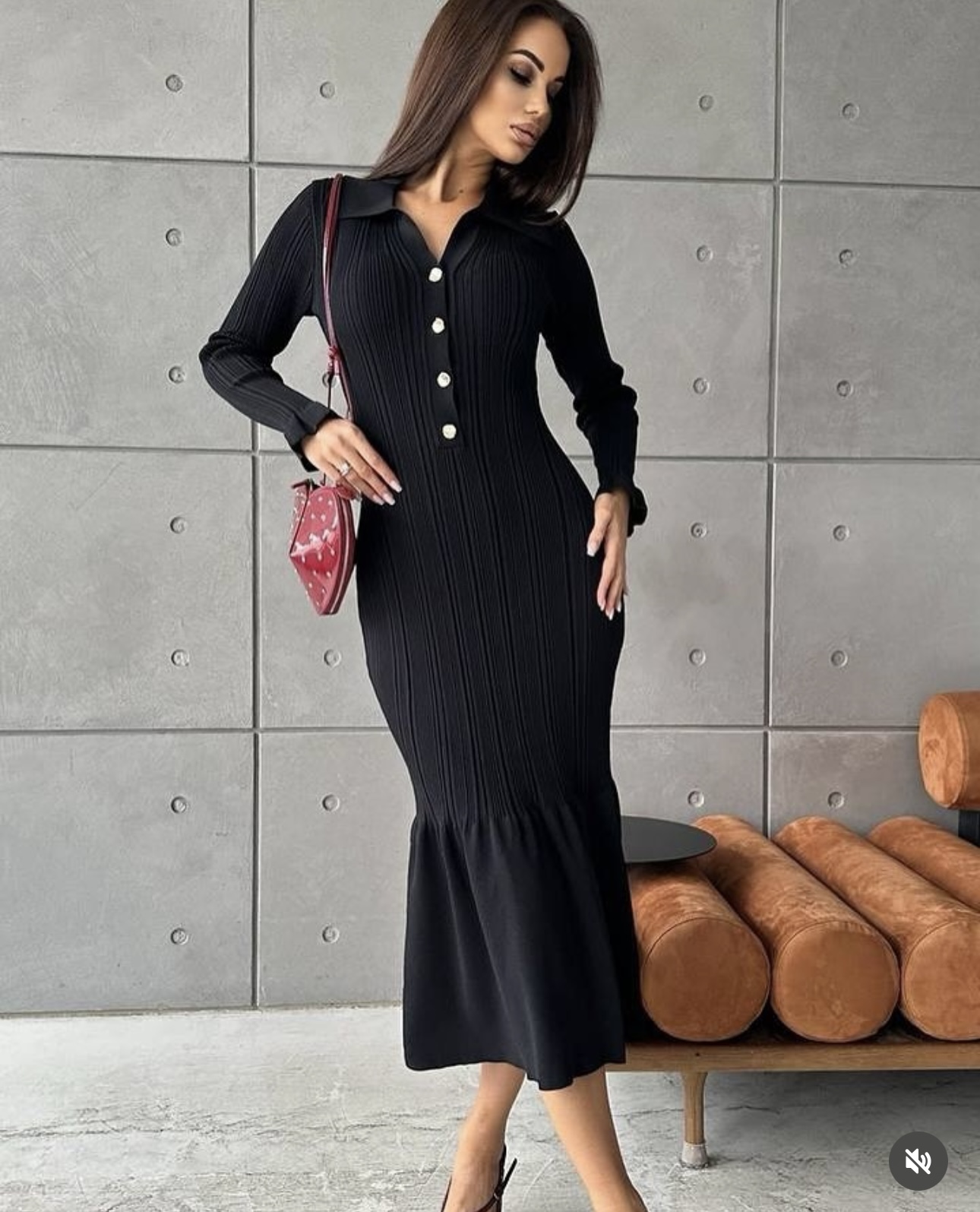 S V-neck waist-cinching knit long-sleeved dress