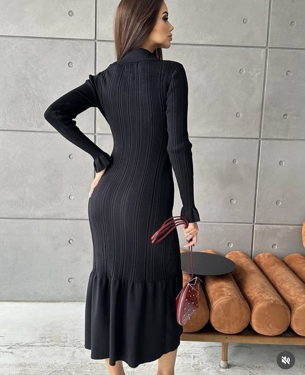 S V-neck waist-cinching knit long-sleeved dress