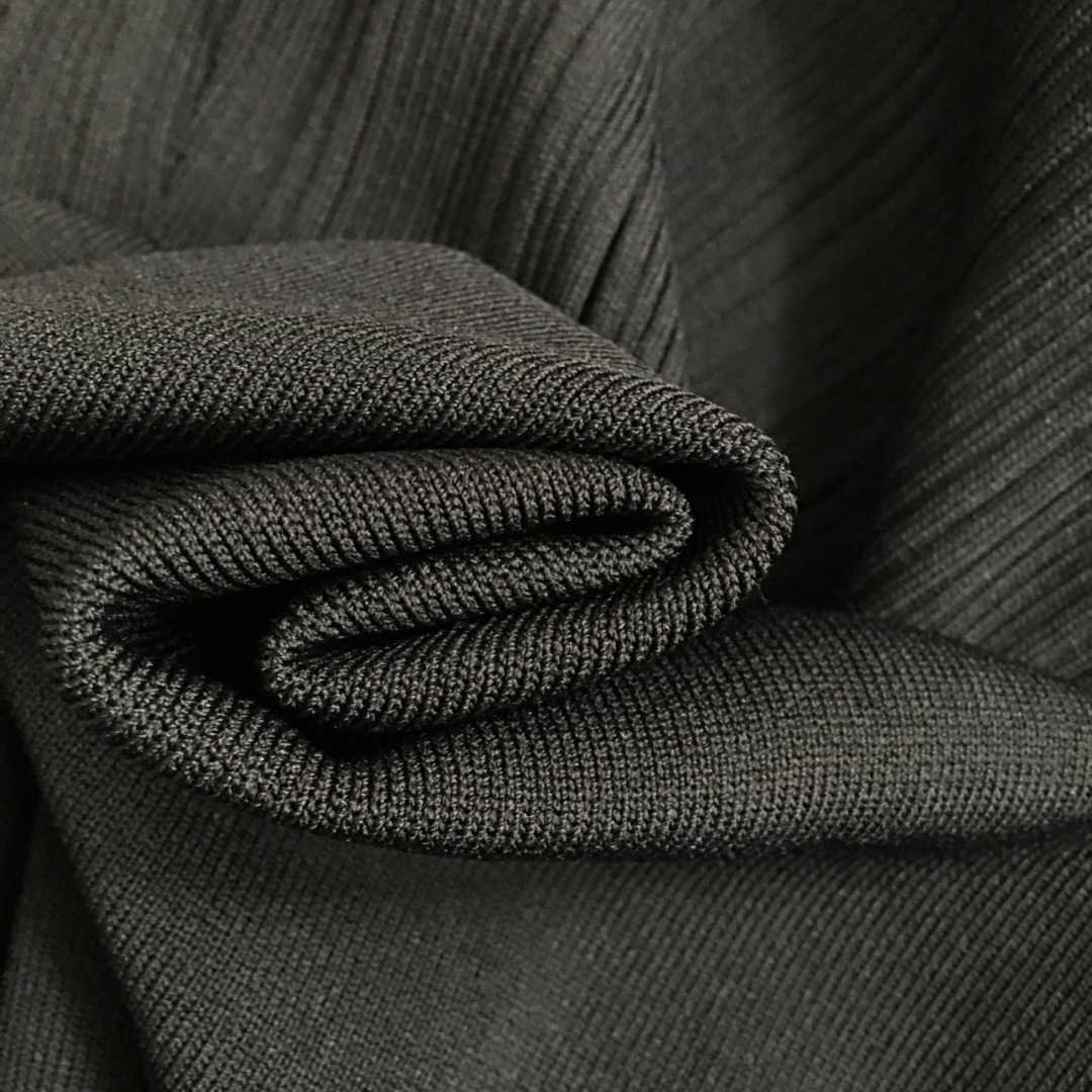 S V-neck waist-cinching knit long-sleeved dress