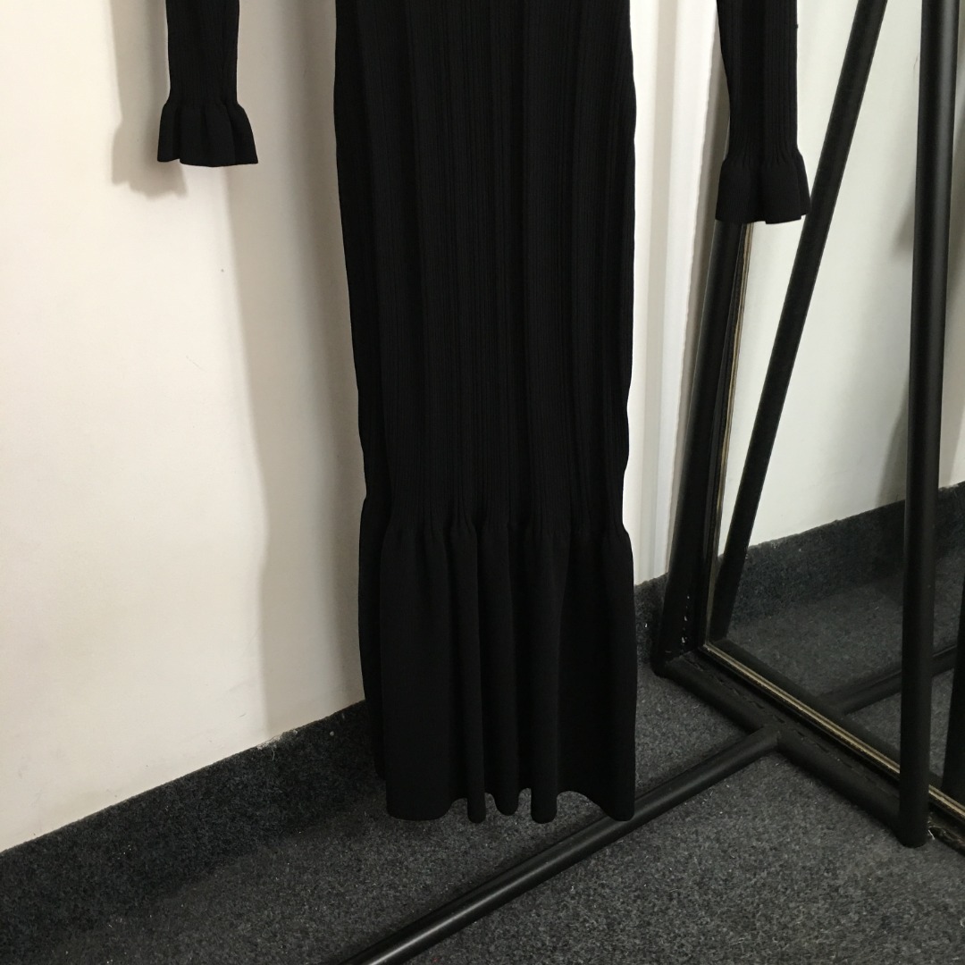 S V-neck waist-cinching knit long-sleeved dress