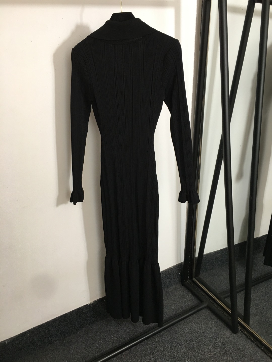 S V-neck waist-cinching knit long-sleeved dress