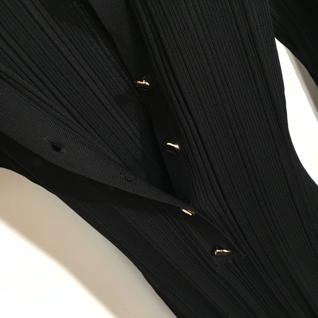 S V-neck waist-cinching knit long-sleeved dress