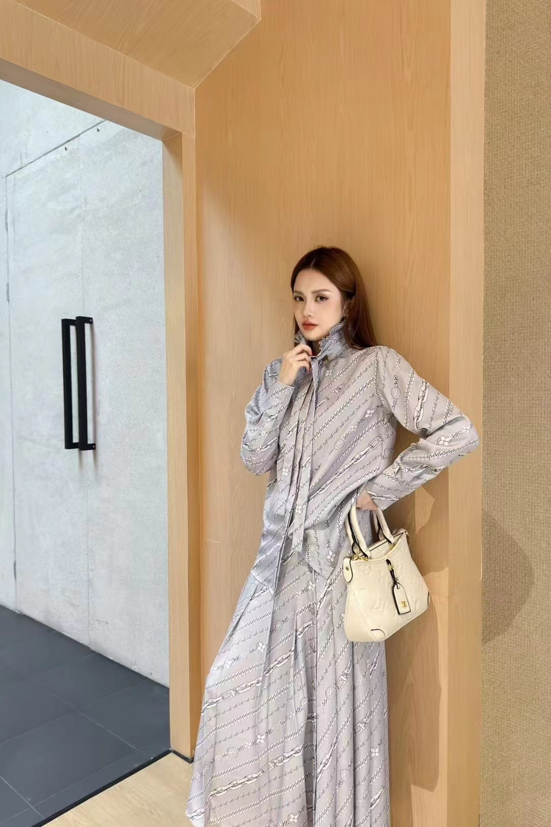 L 2 set Printed long sleeved shirt+side slit pleated skirt