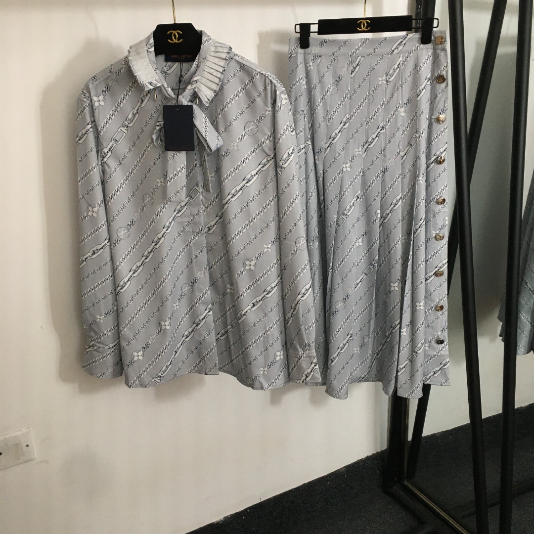 L 2 set Printed long sleeved shirt+side slit pleated skirt