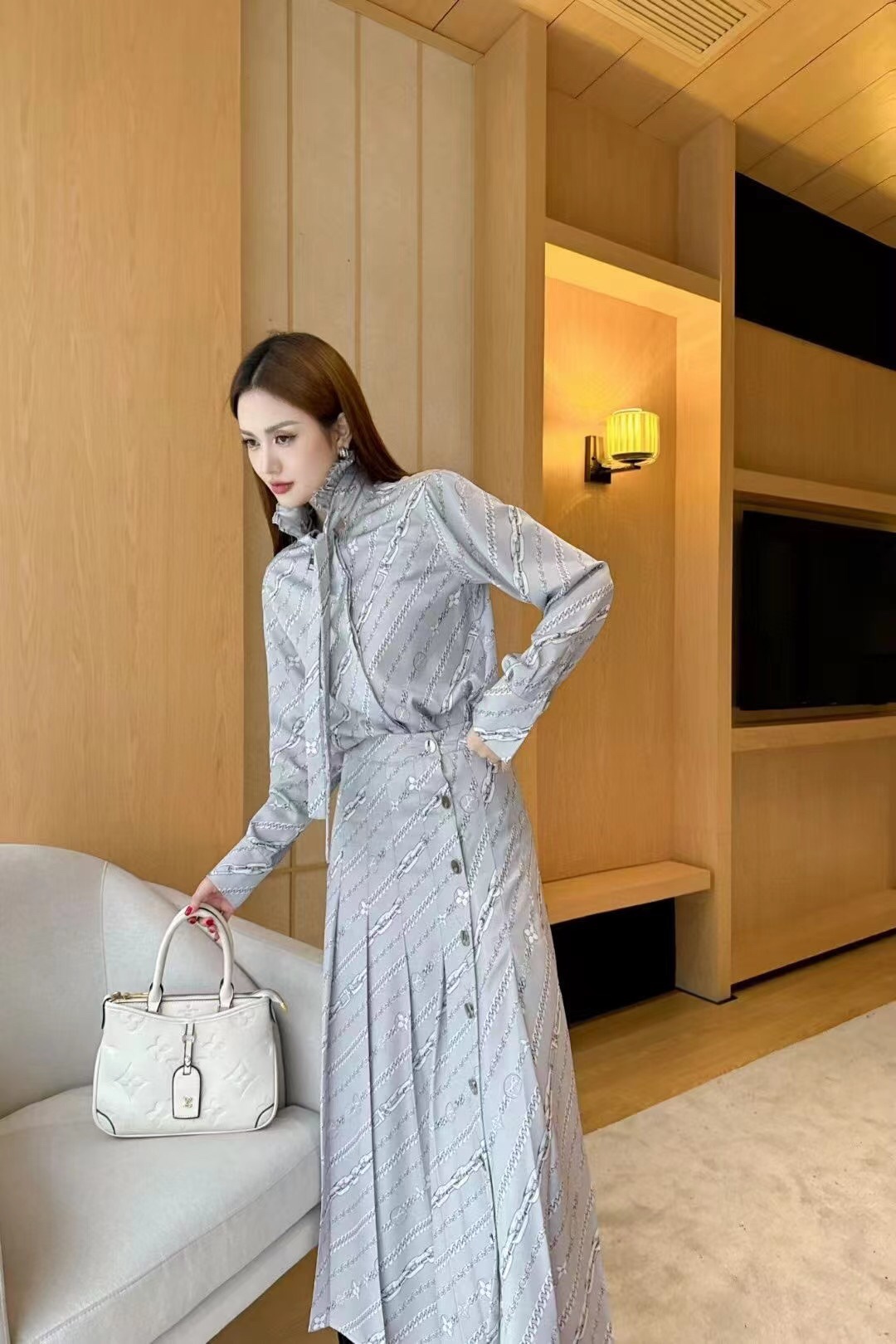 L 2 set Printed long sleeved shirt+side slit pleated skirt