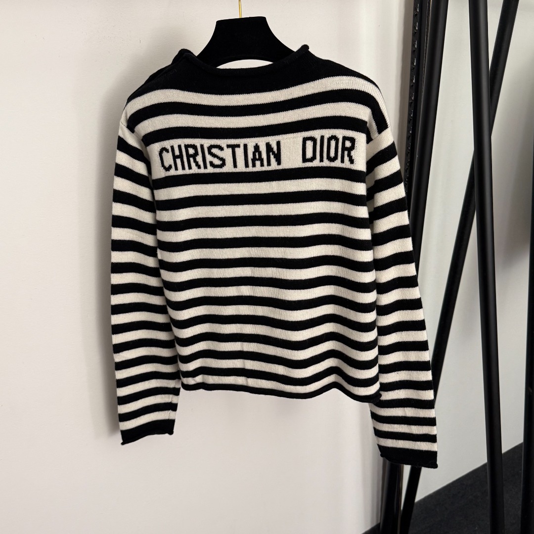 D Long-sleeved wool knit sweater