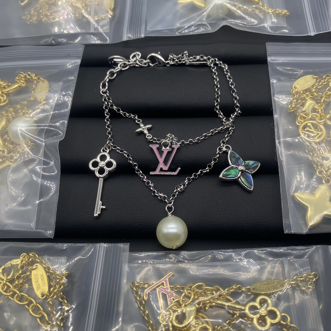 L with pearl bracelet