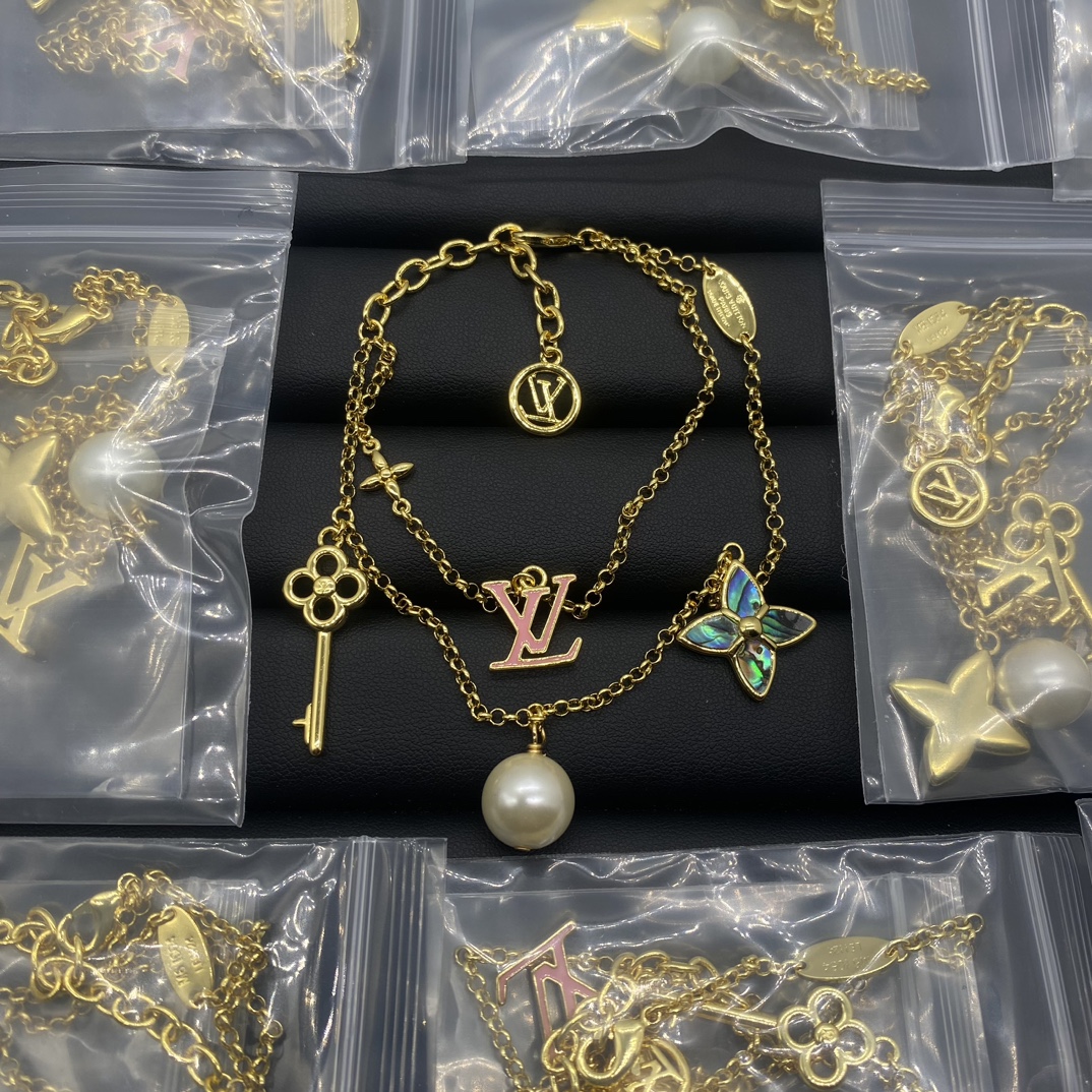 L with pearl bracelet