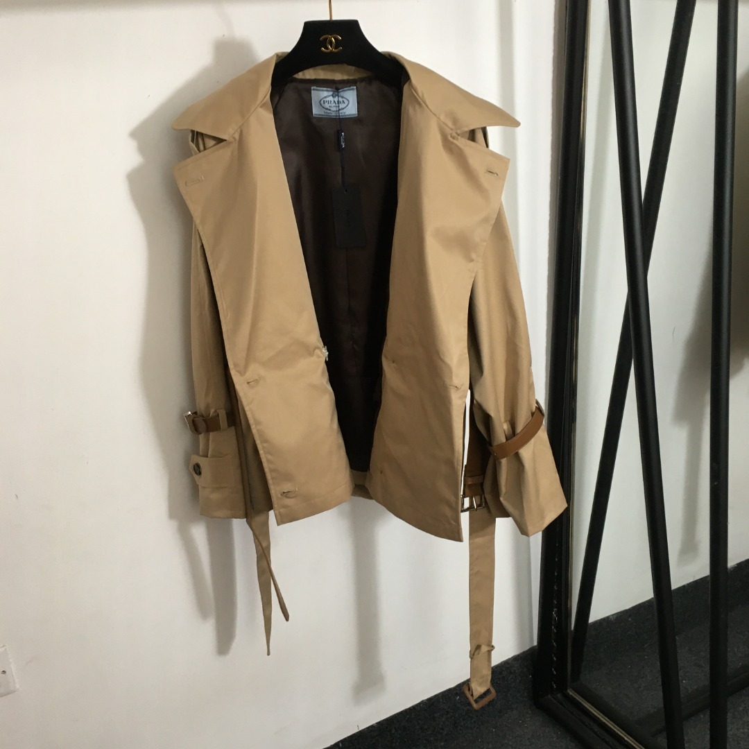 P Short windbreaker jacket with belt