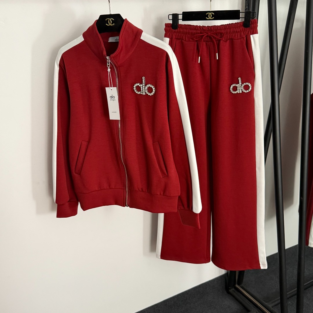 A sportswear set Long-sleeved zippered jacket + Elastic-waist relaxed-fit trousers