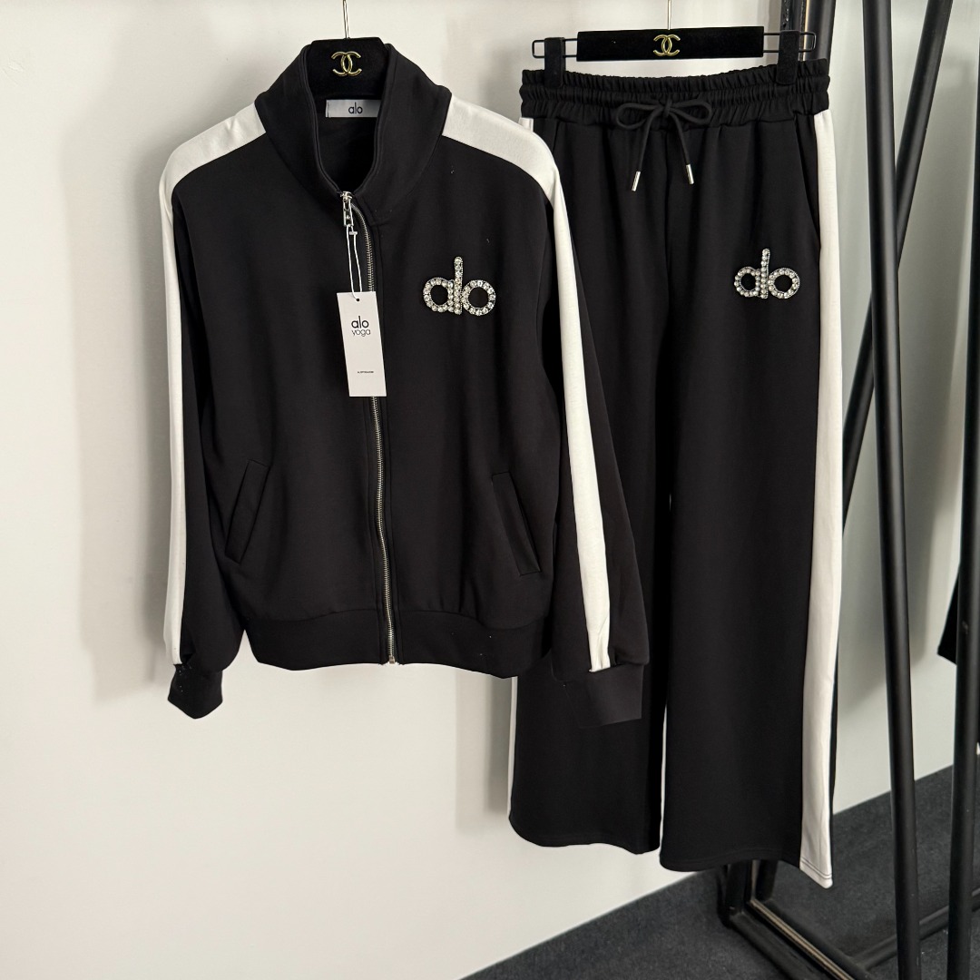 A sportswear set Long-sleeved zippered jacket + Elastic-waist relaxed-fit trousers