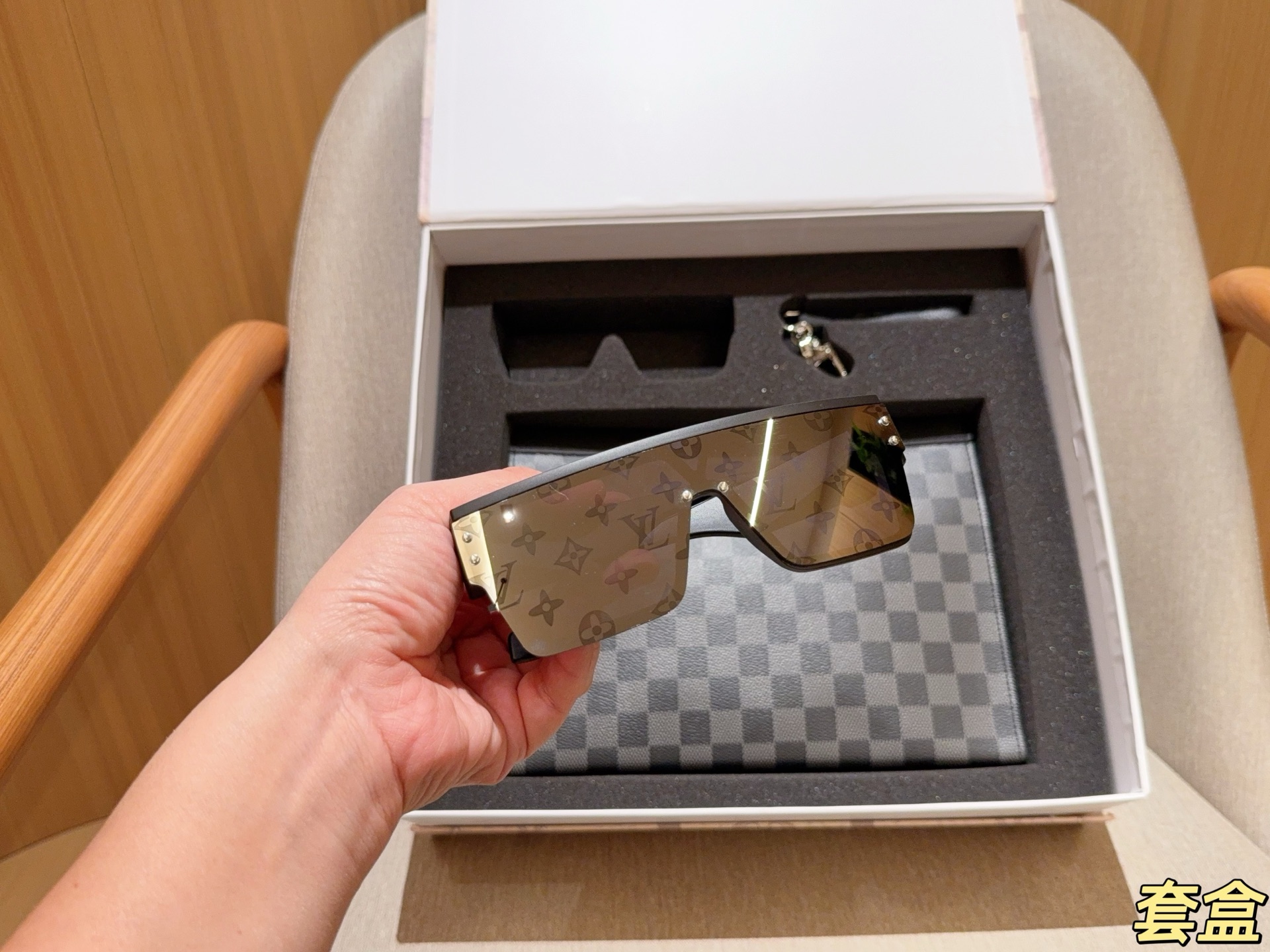 L design Toiletry Kit Bundle Sale (Toiletry Bag+ Sunglasses + Keychain)