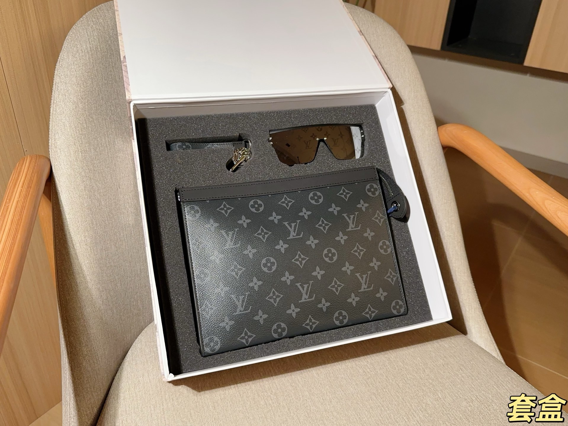 L design Toiletry Kit Bundle Sale (Toiletry Bag+ Sunglasses + Keychain)