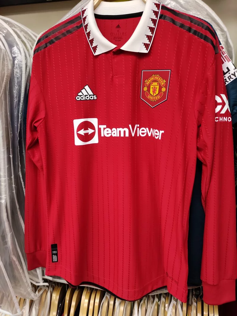 In the 22-23 Manchester United home game, Cristiano Ronaldo wore a genuine long-sleeved jersey