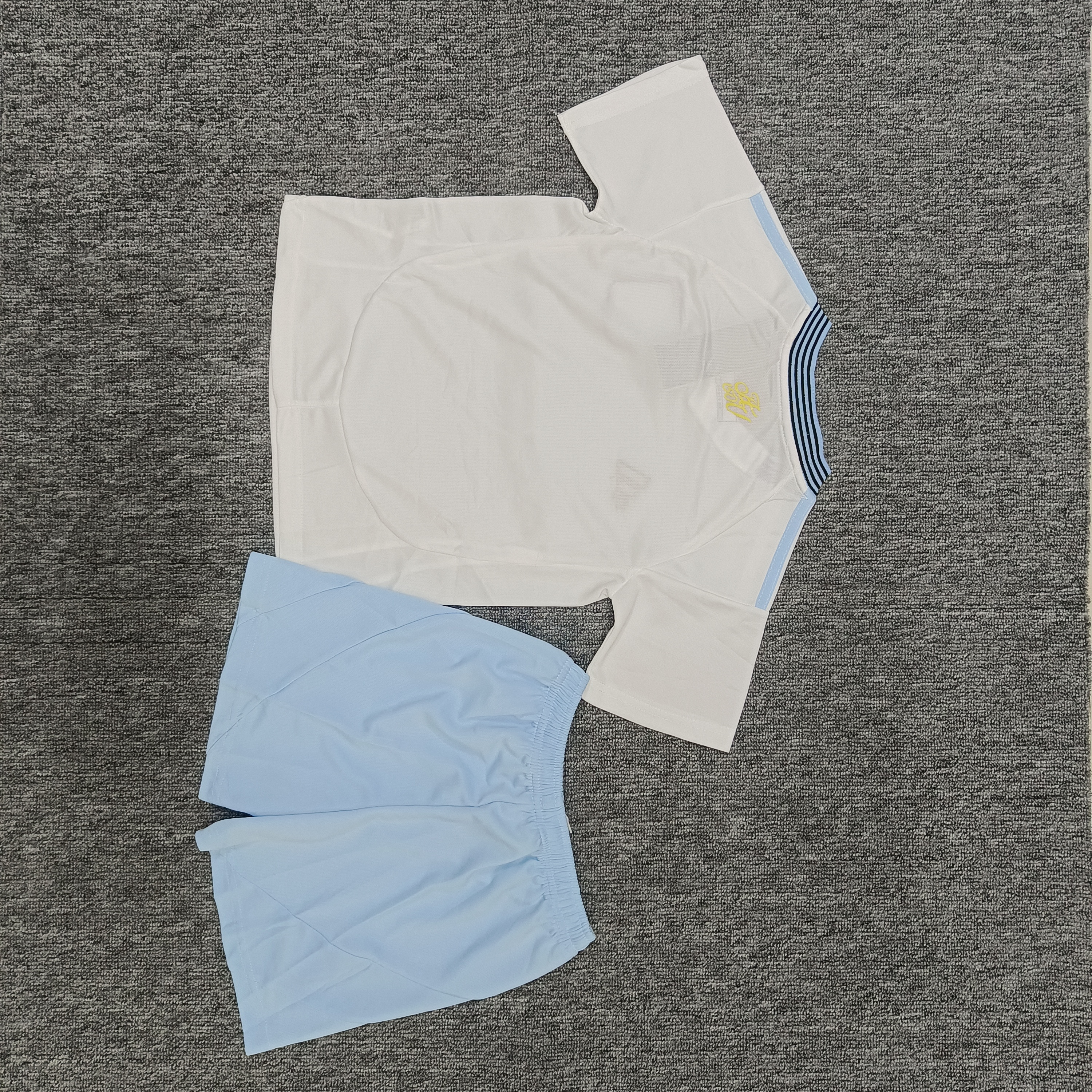 The 24-25 Aston Villa away children's football uniform set