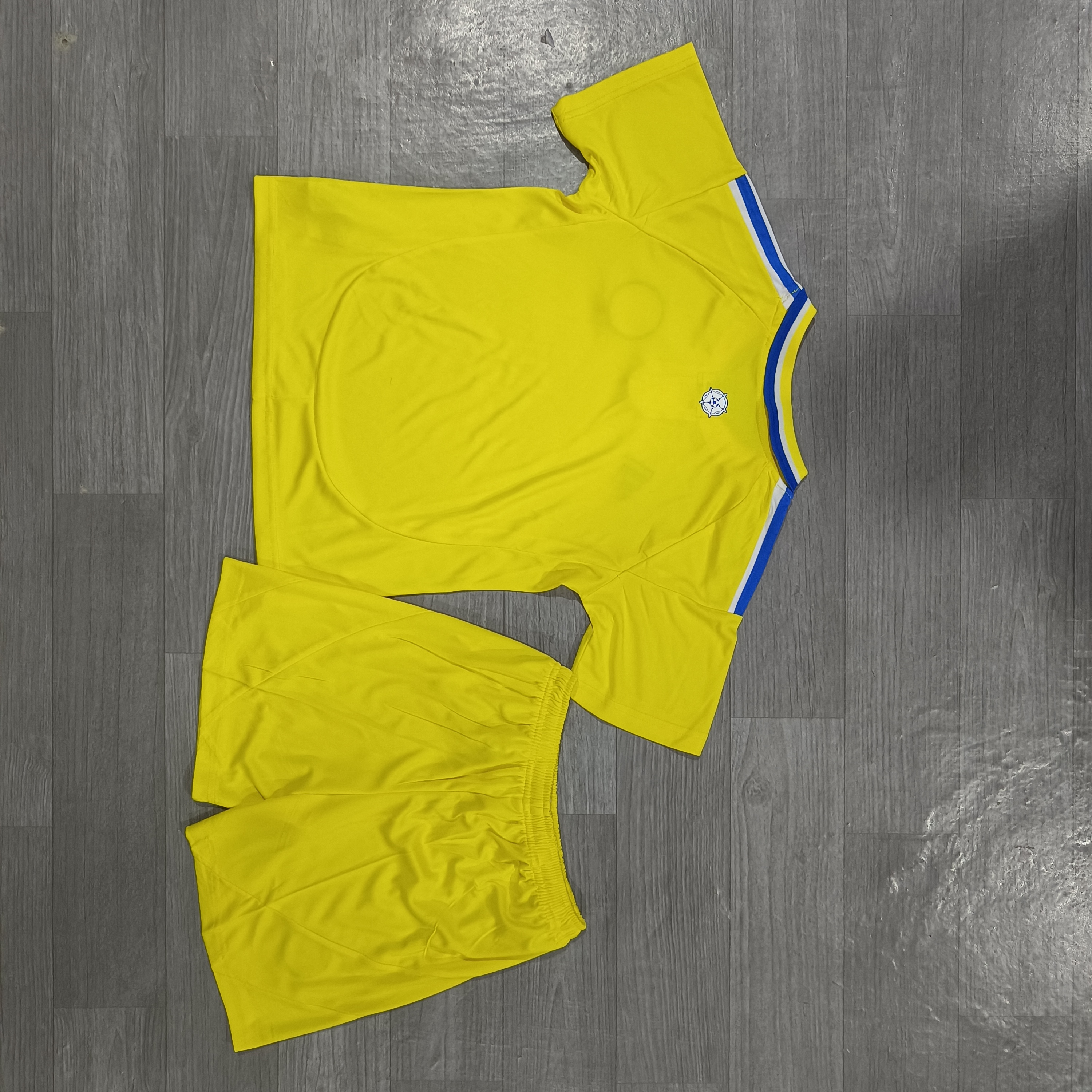 The 24-25 Leeds United away children's football uniform set