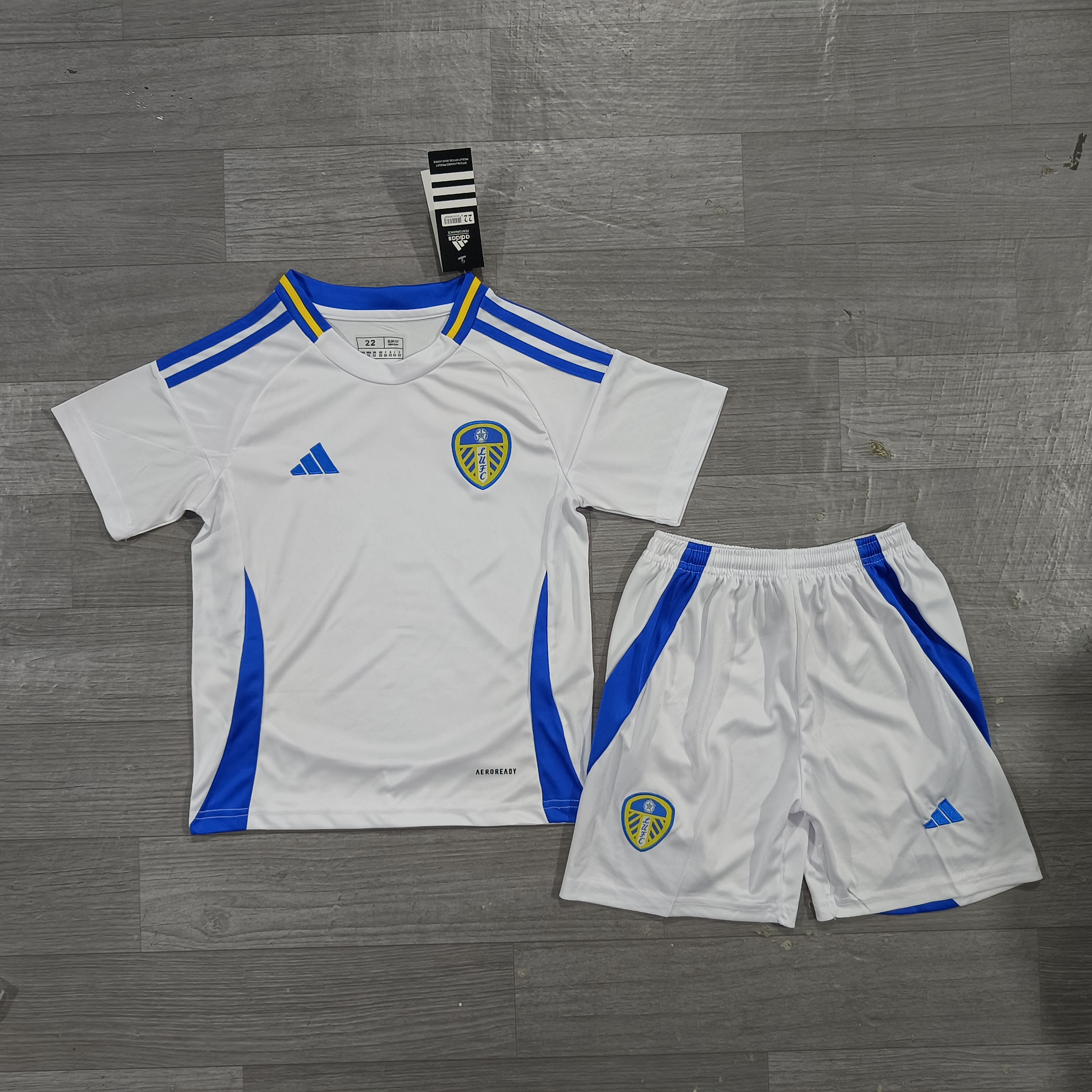 The 24-25 Leeds United home children's football uniform set has no advertisements