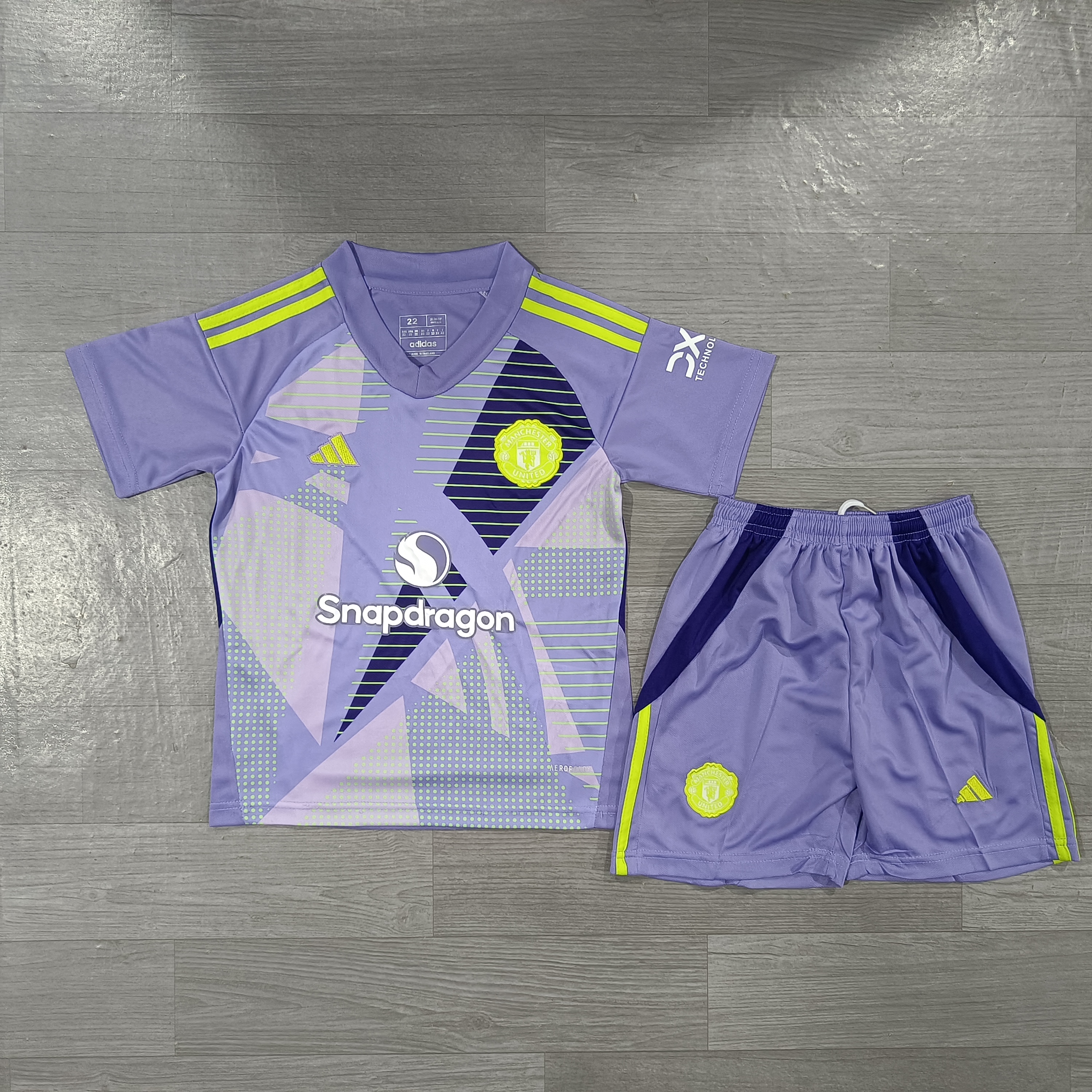 24-25 Manchester United purple Goalkeeper children's football uniform set
