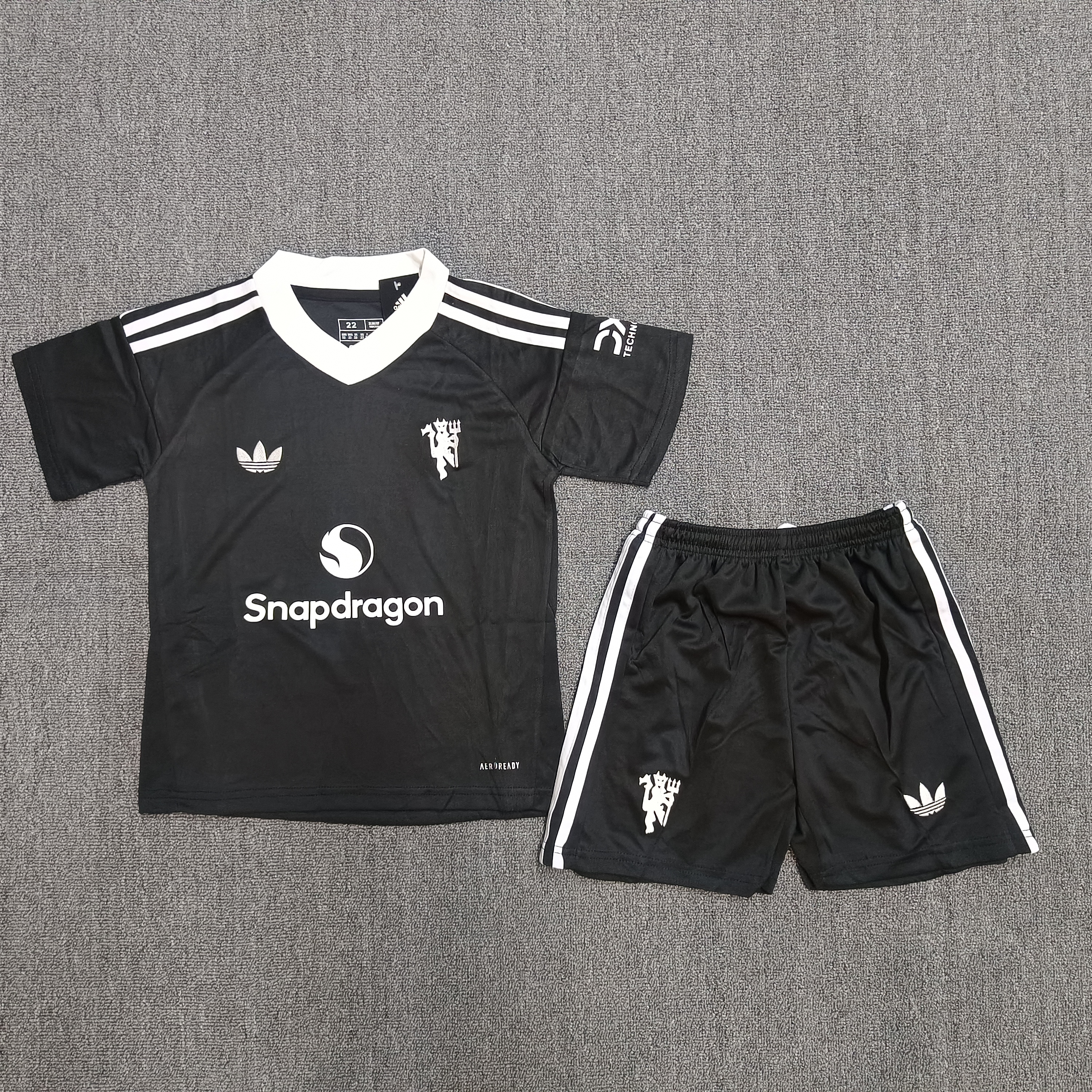 24-25 Manchester United Black Goalkeeper Children's football uniform set