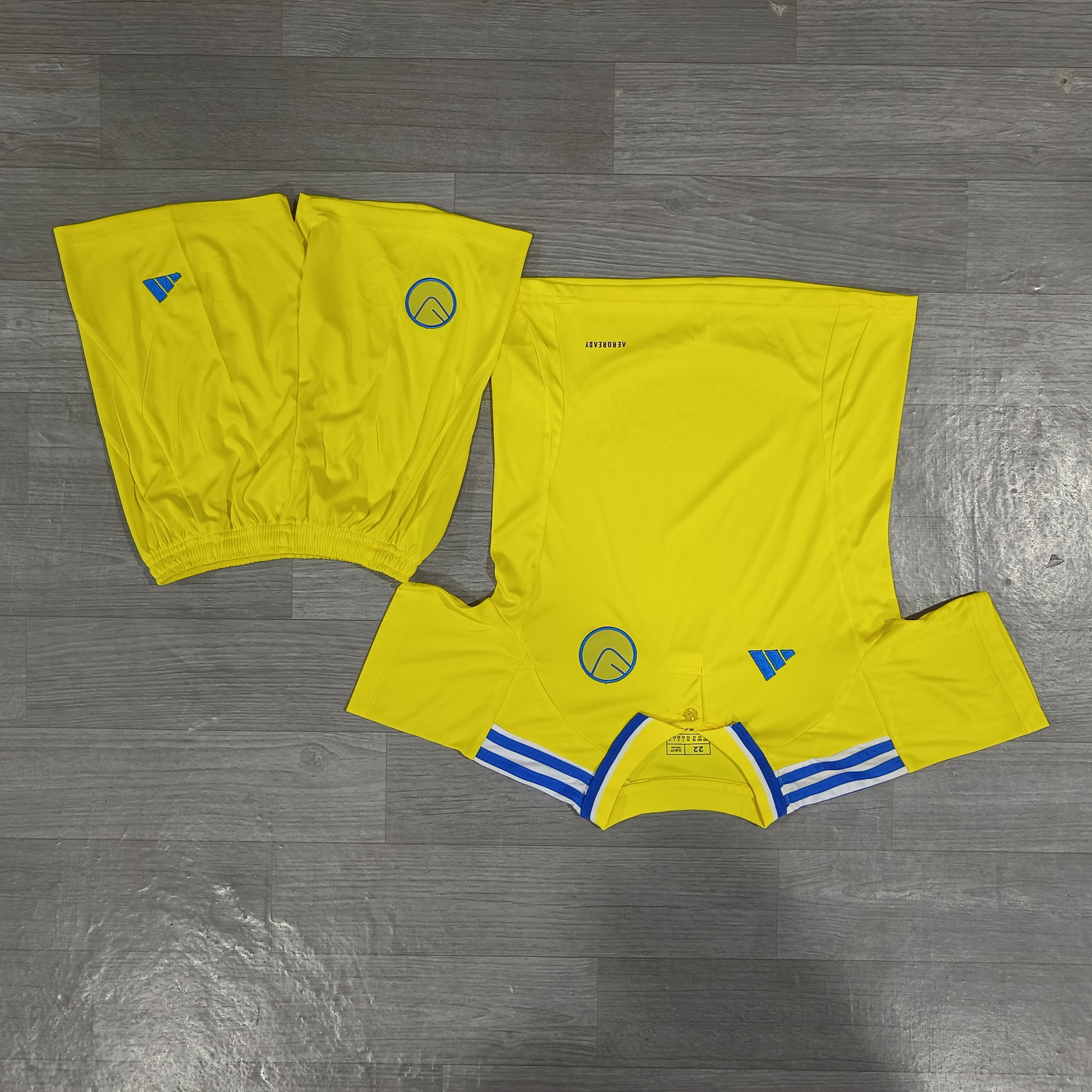 The 24-25 Leeds United away children's football uniform set
