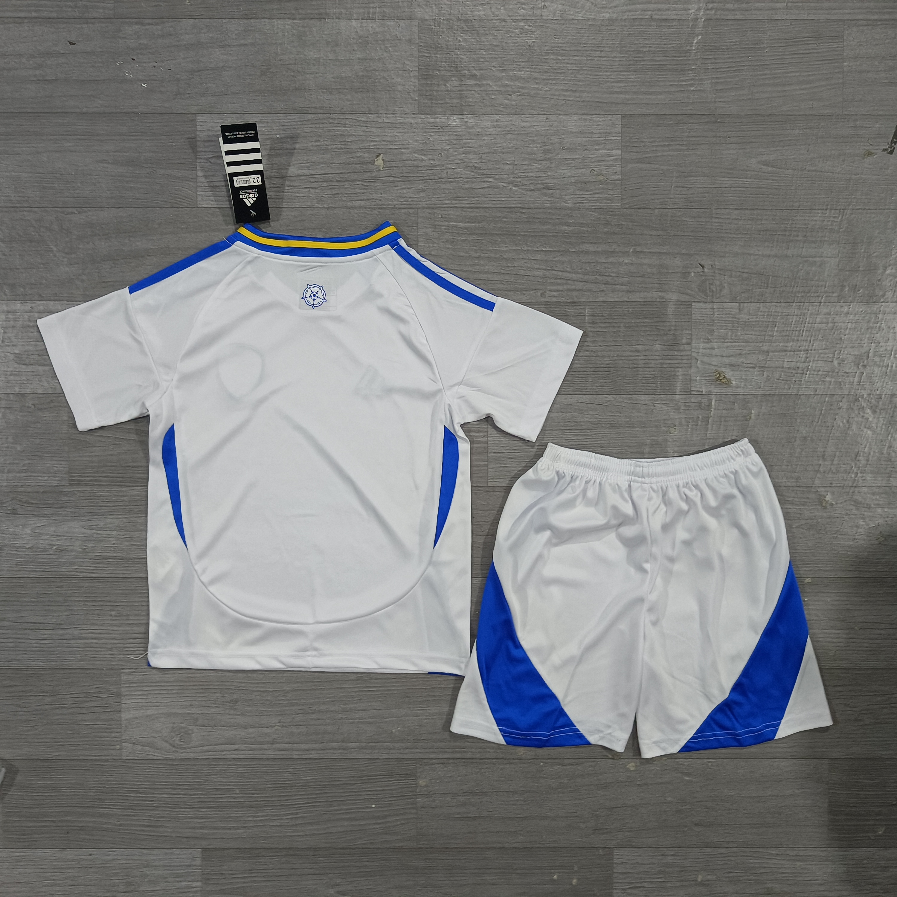 The 24-25 Leeds United home children's football uniform set has no advertisements
