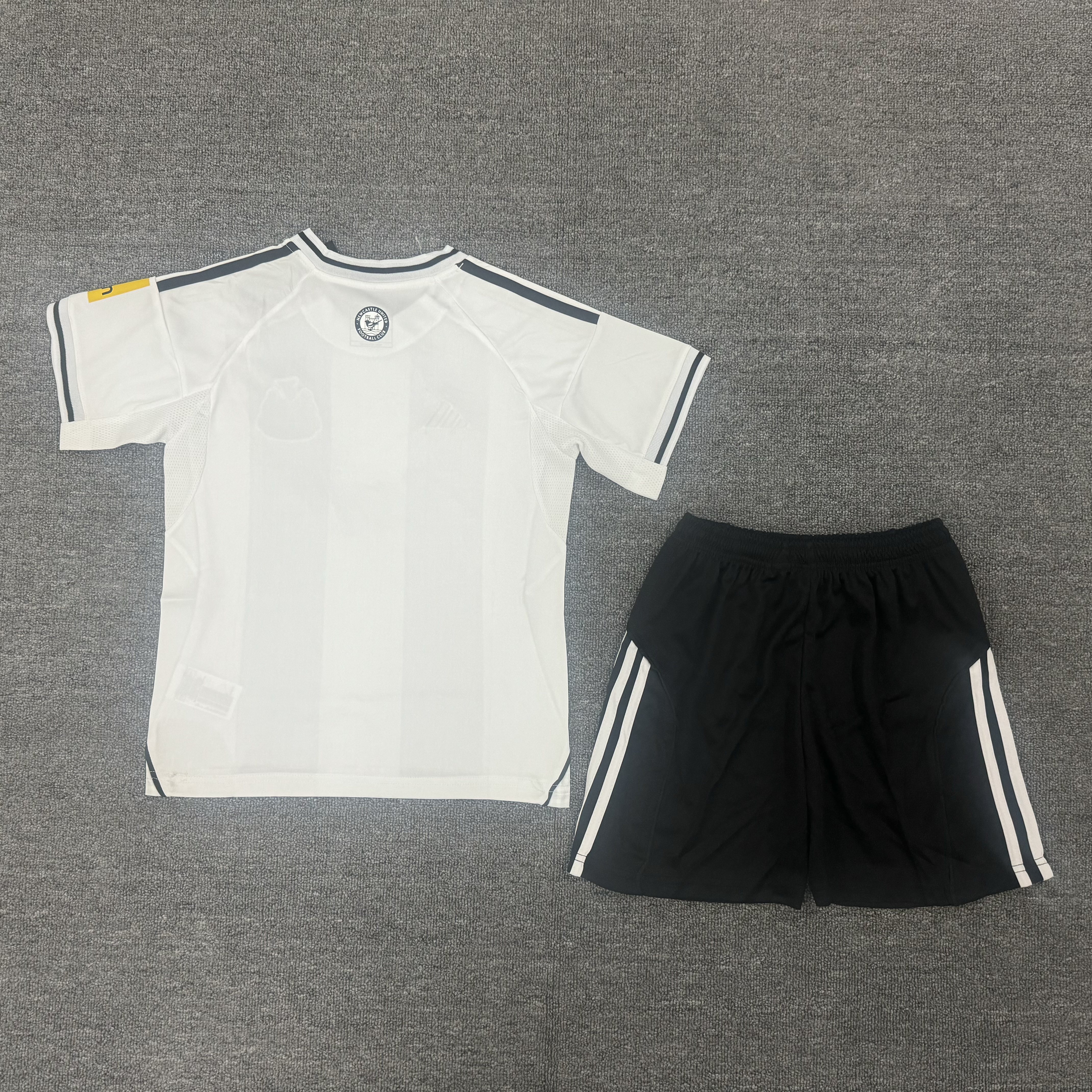Newcastle Home 16-28 children's football uniform set