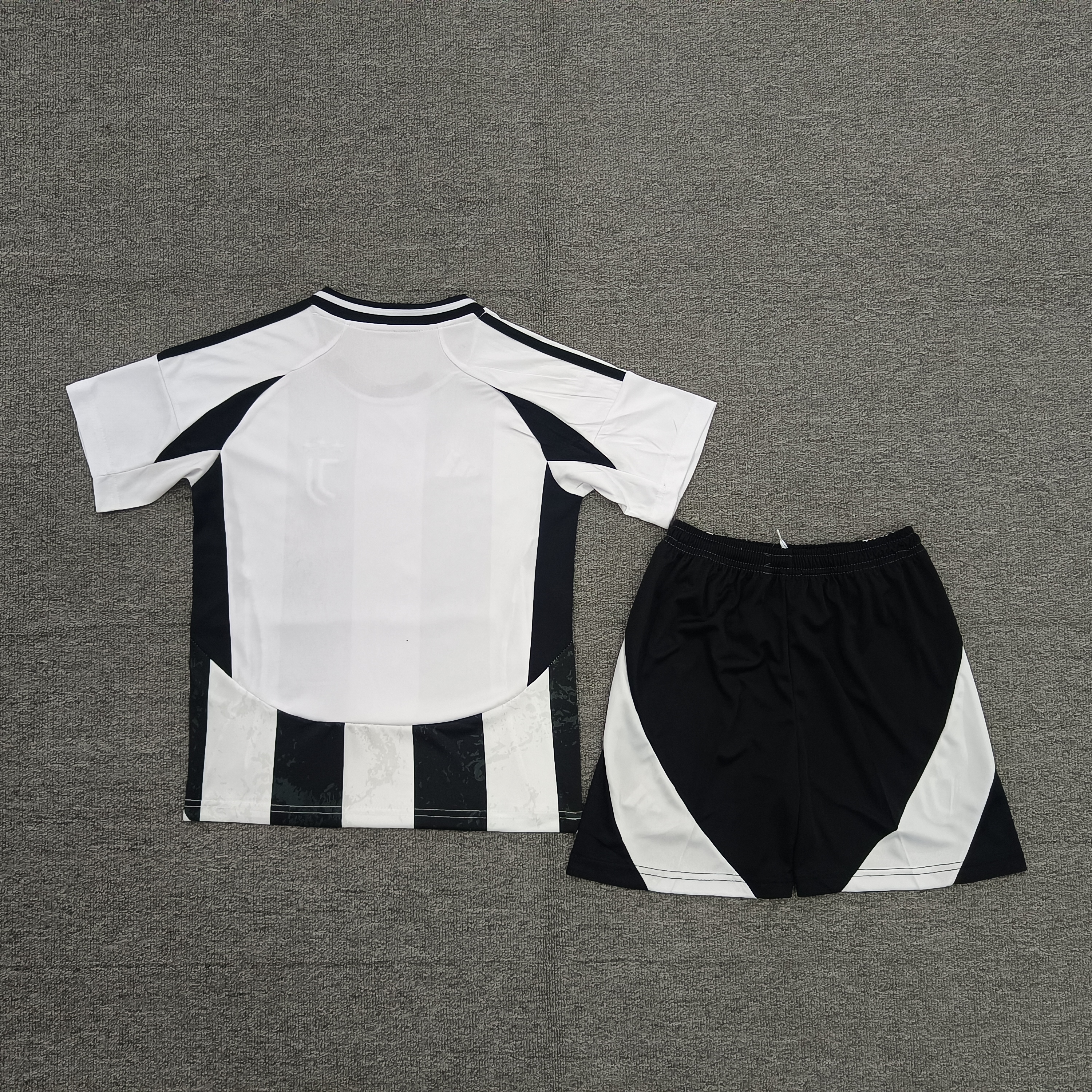 24-25 Juventus home children's football uniform set