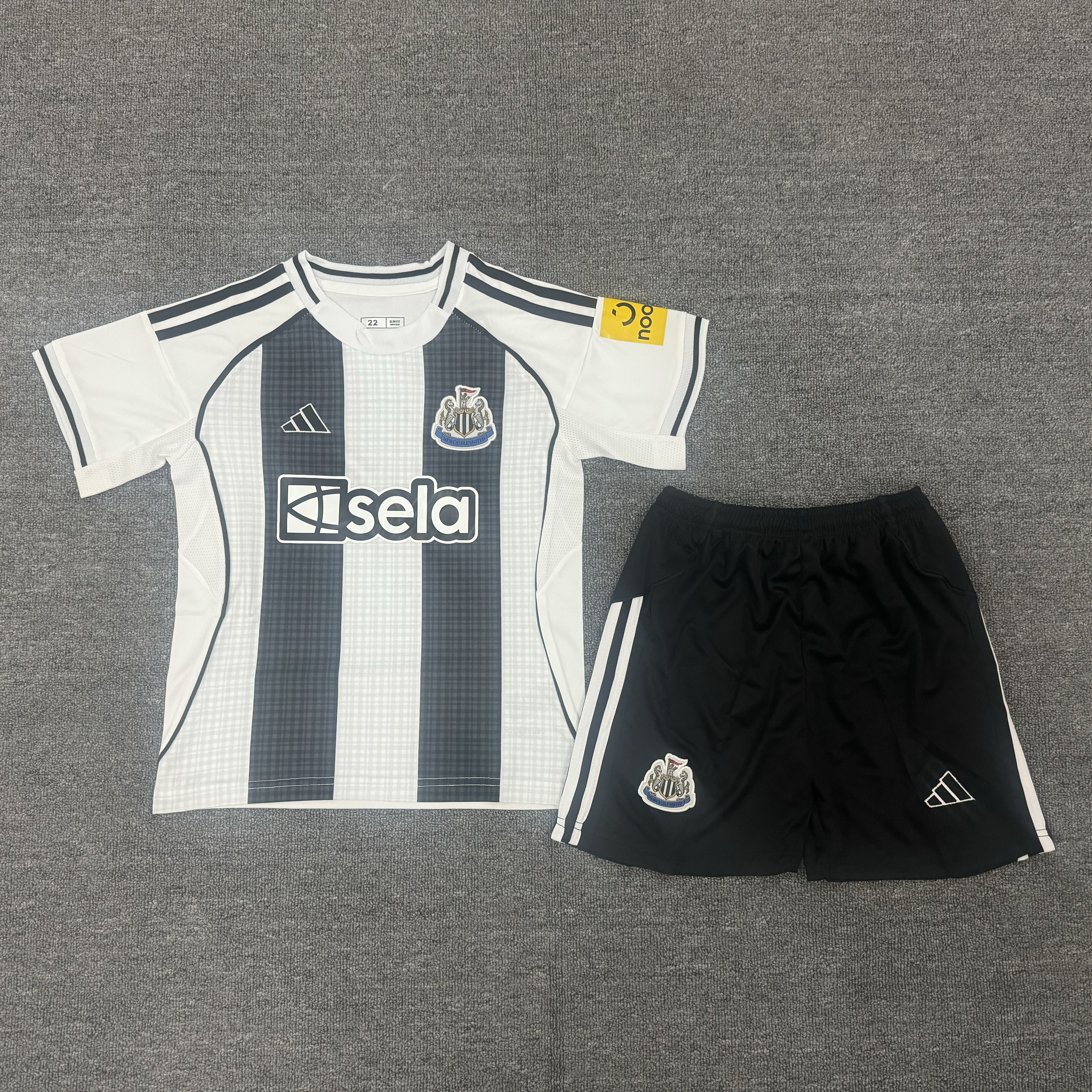 Newcastle Home 16-28 children's football uniform set