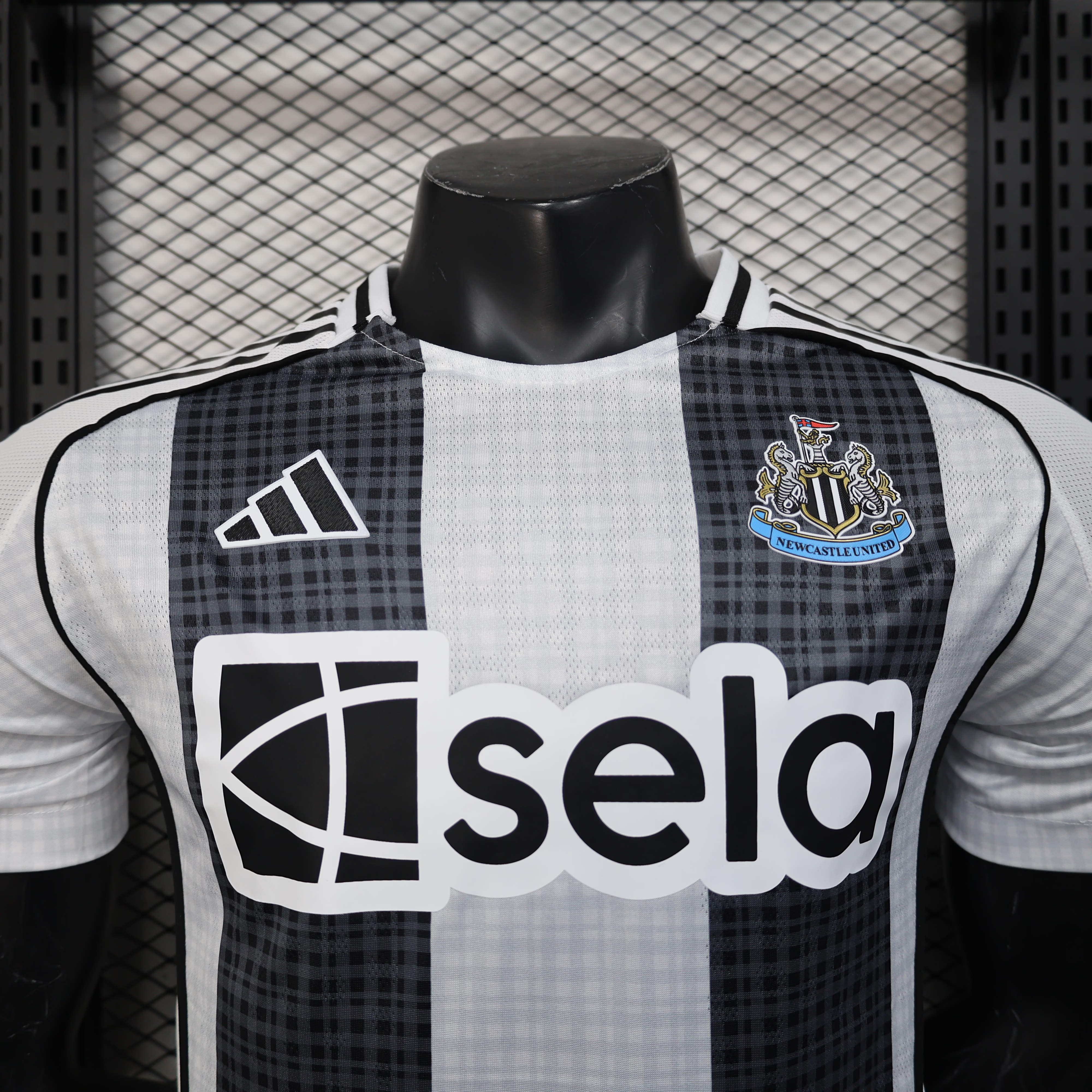 25-26 season Newcastle home player version jersey